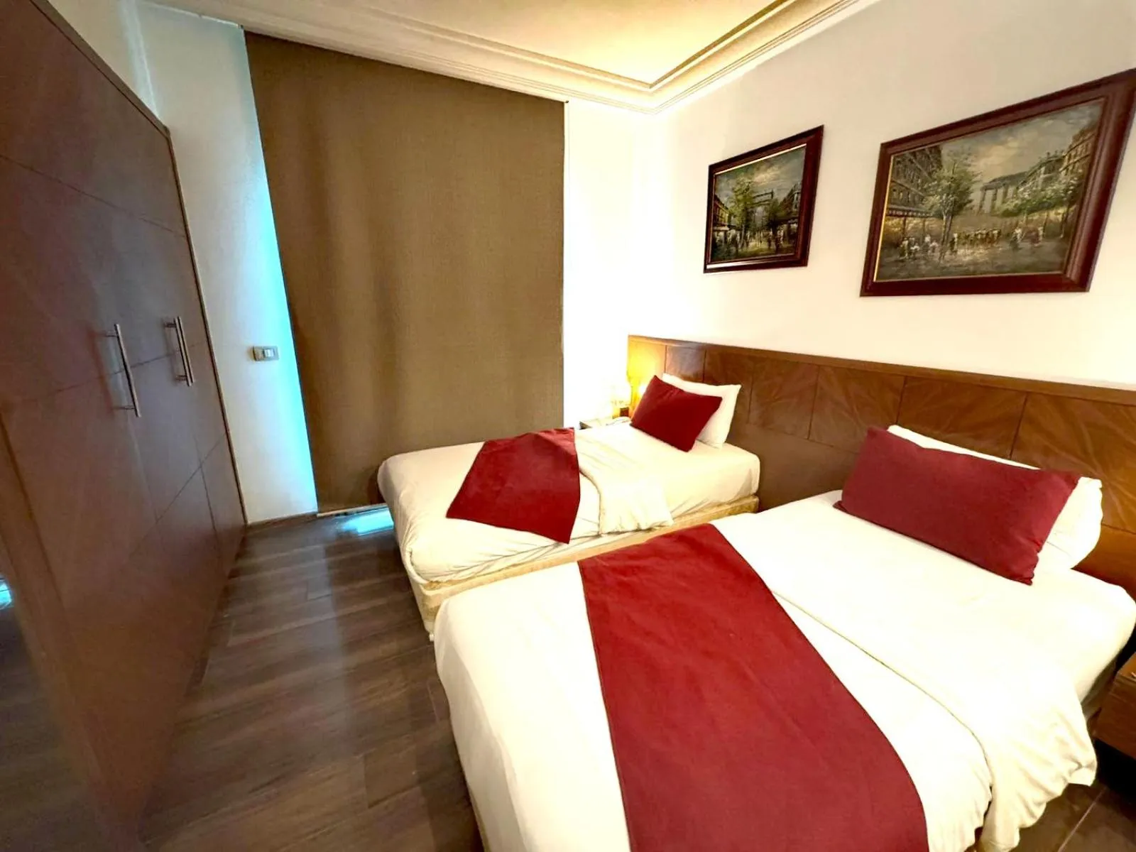 Bedroom, Bed in King Suites Hotel