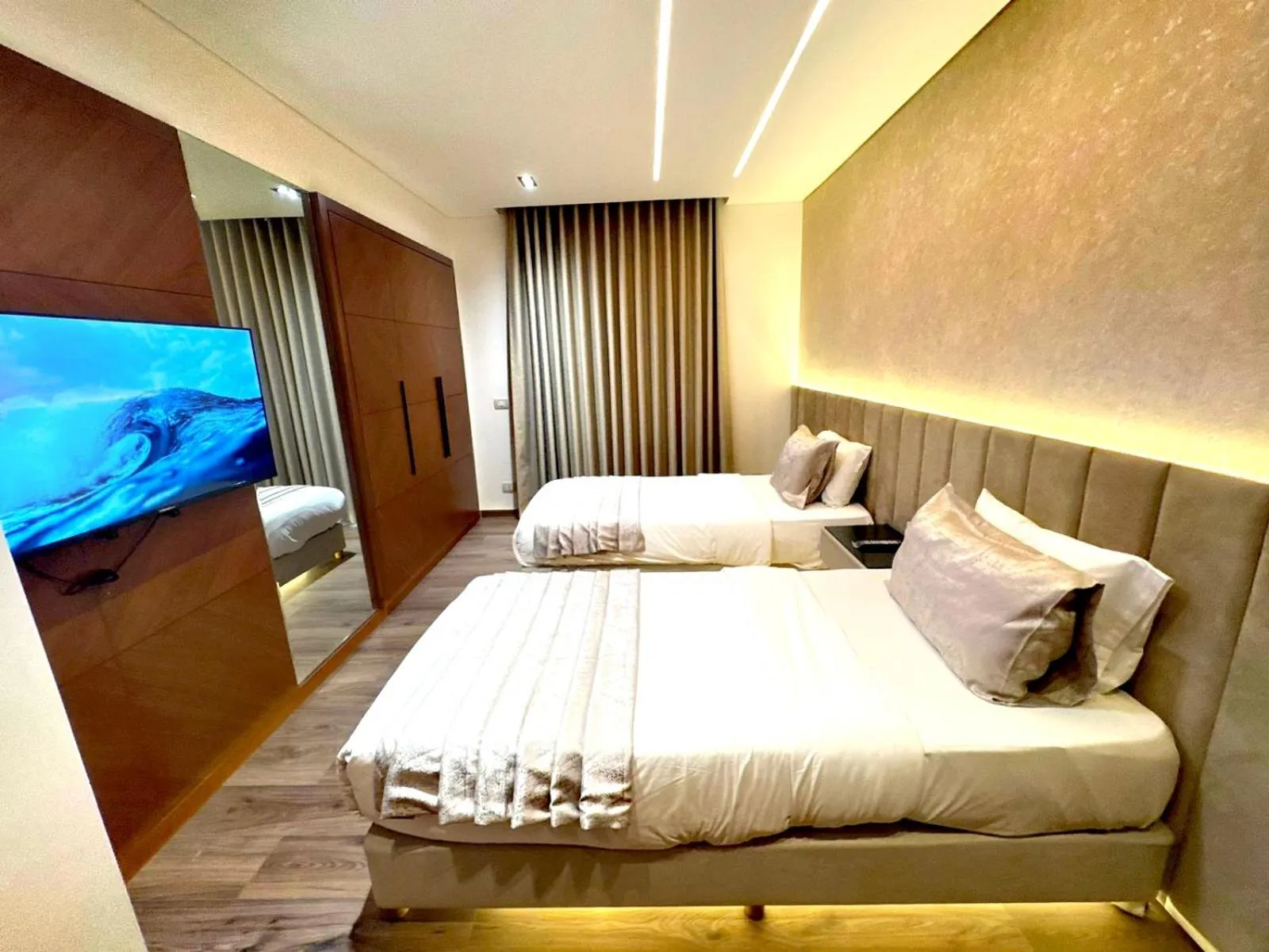 Bedroom, Bed in King Suites Hotel