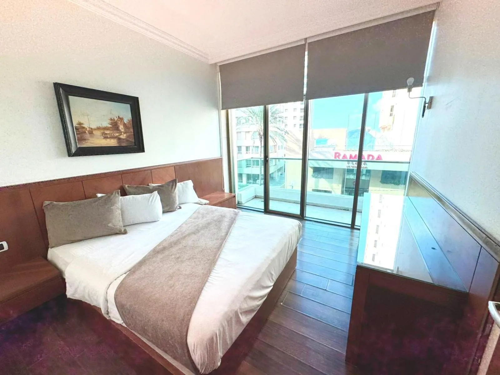 Bedroom, Bed in King Suites Hotel