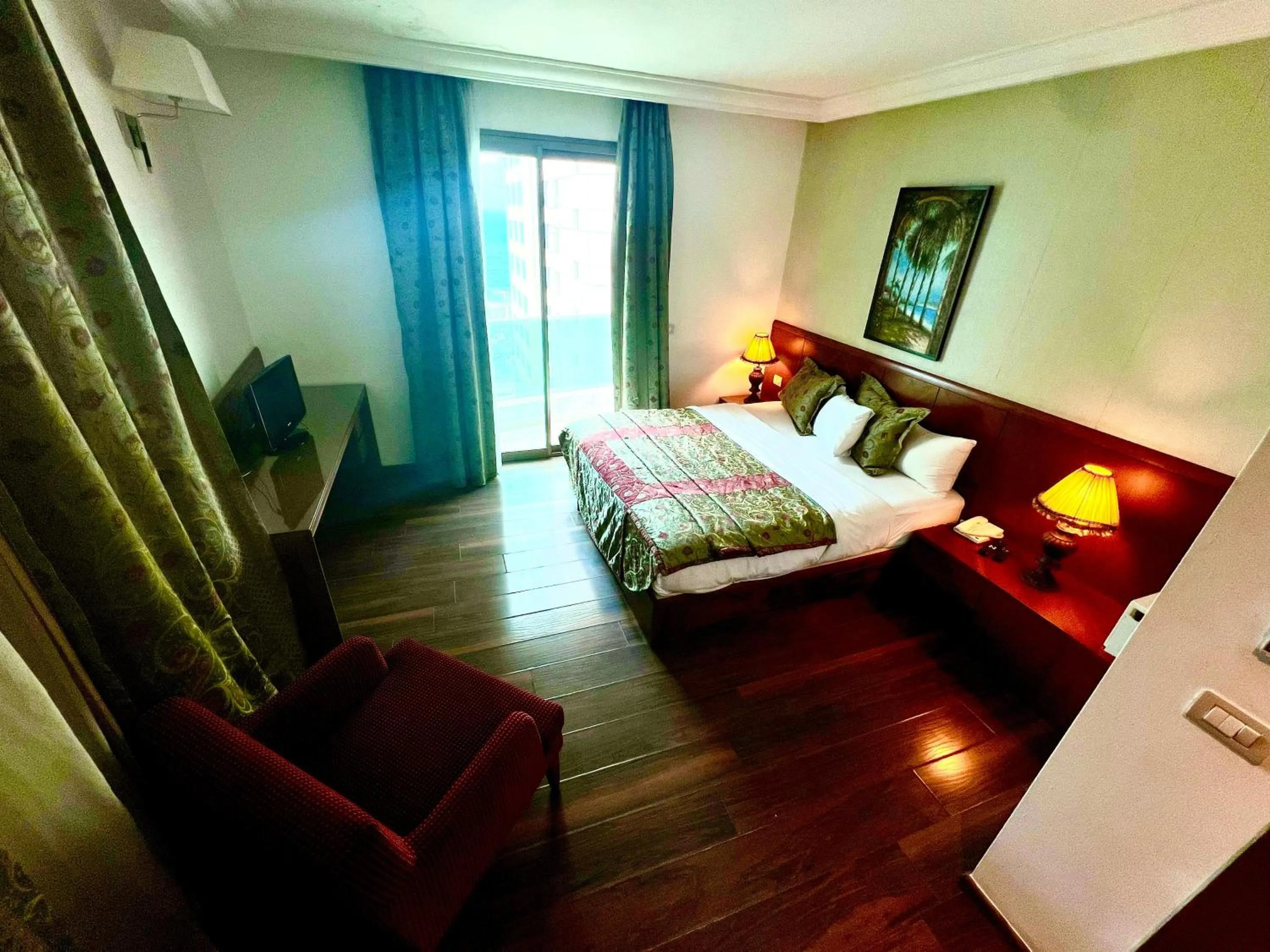 Bedroom, Bed in King Suites Hotel