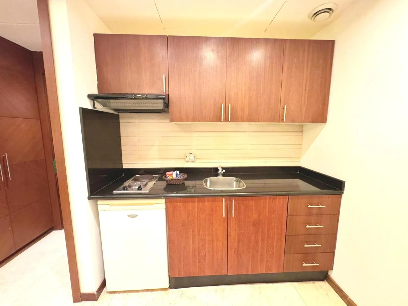 kitchen in King Suites Hotel