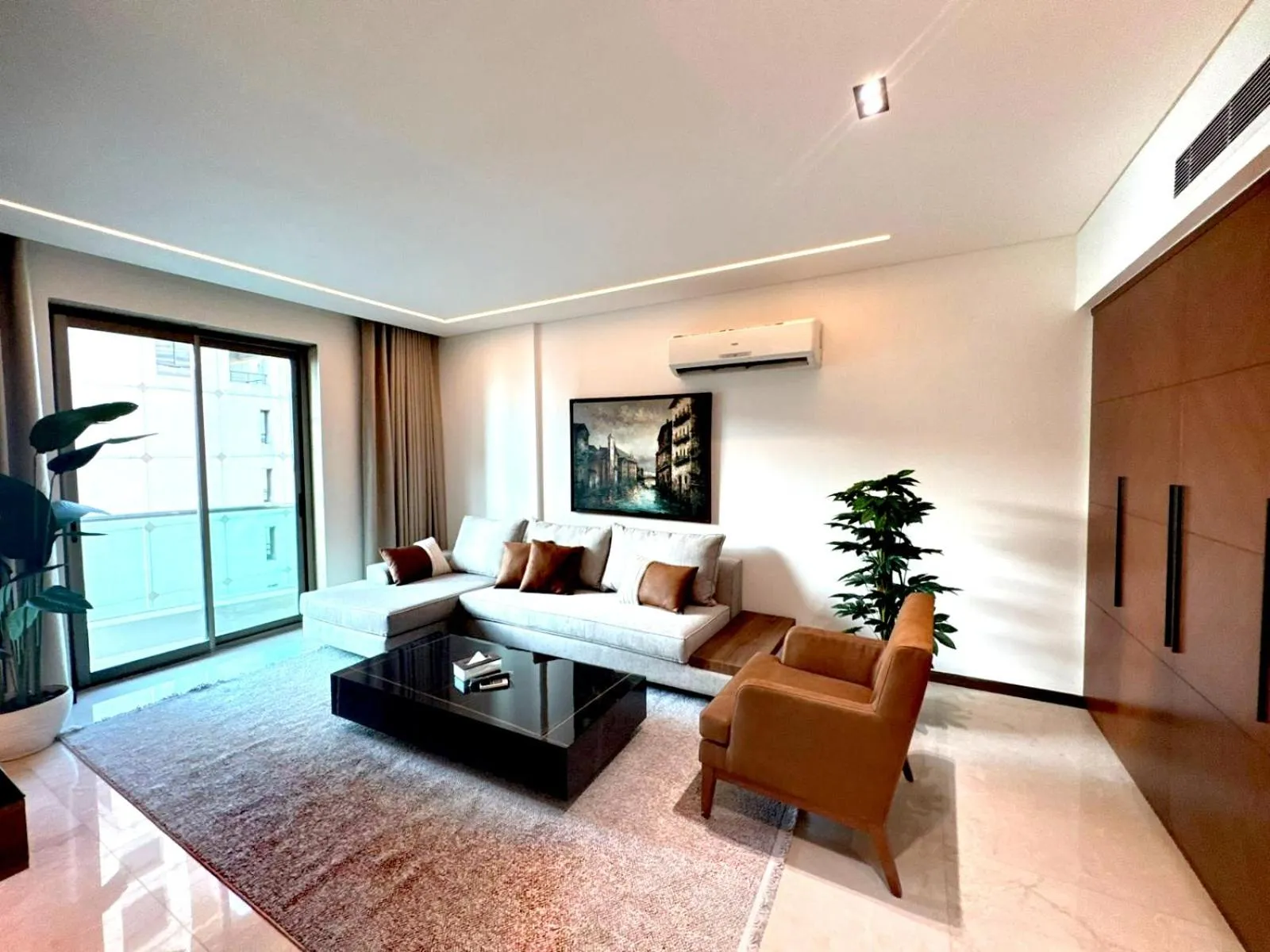 Living room, Bed in King Suites Hotel