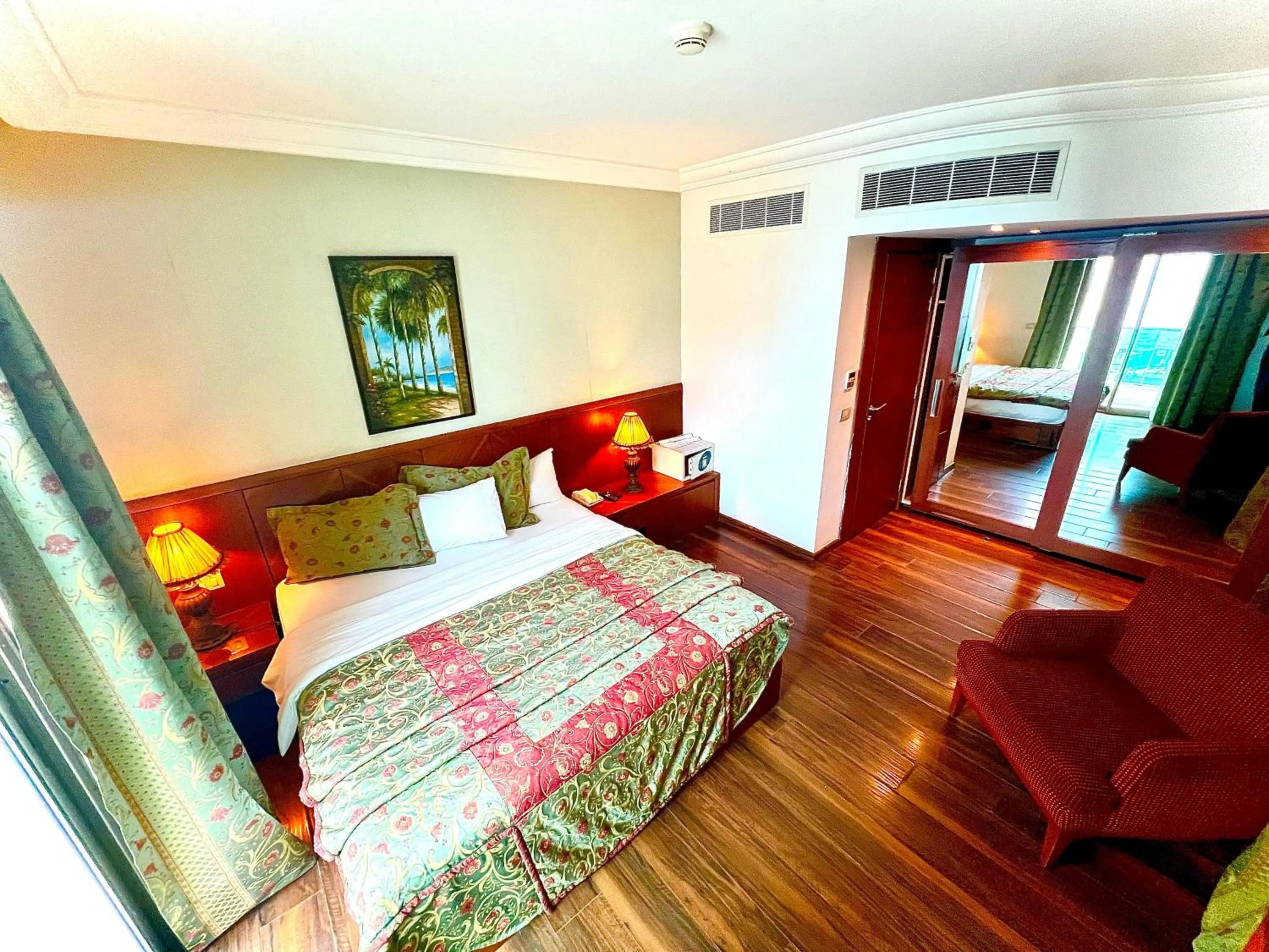 Bedroom, Bed in King Suites Hotel