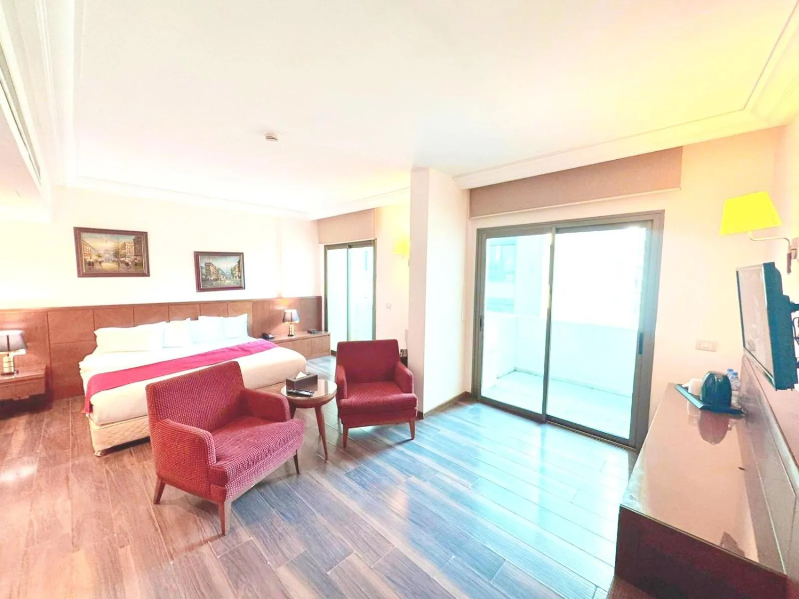 Bedroom, Bed in King Suites Hotel