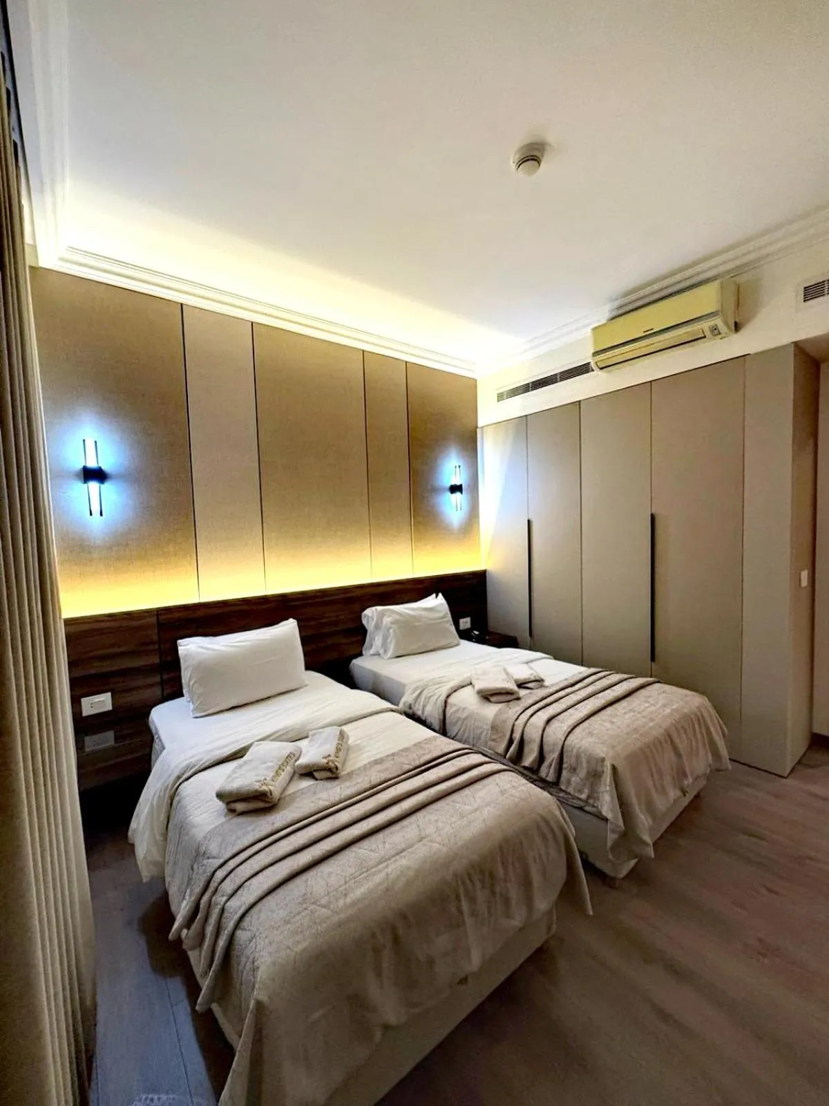 Bedroom, Bed in King Suites Hotel