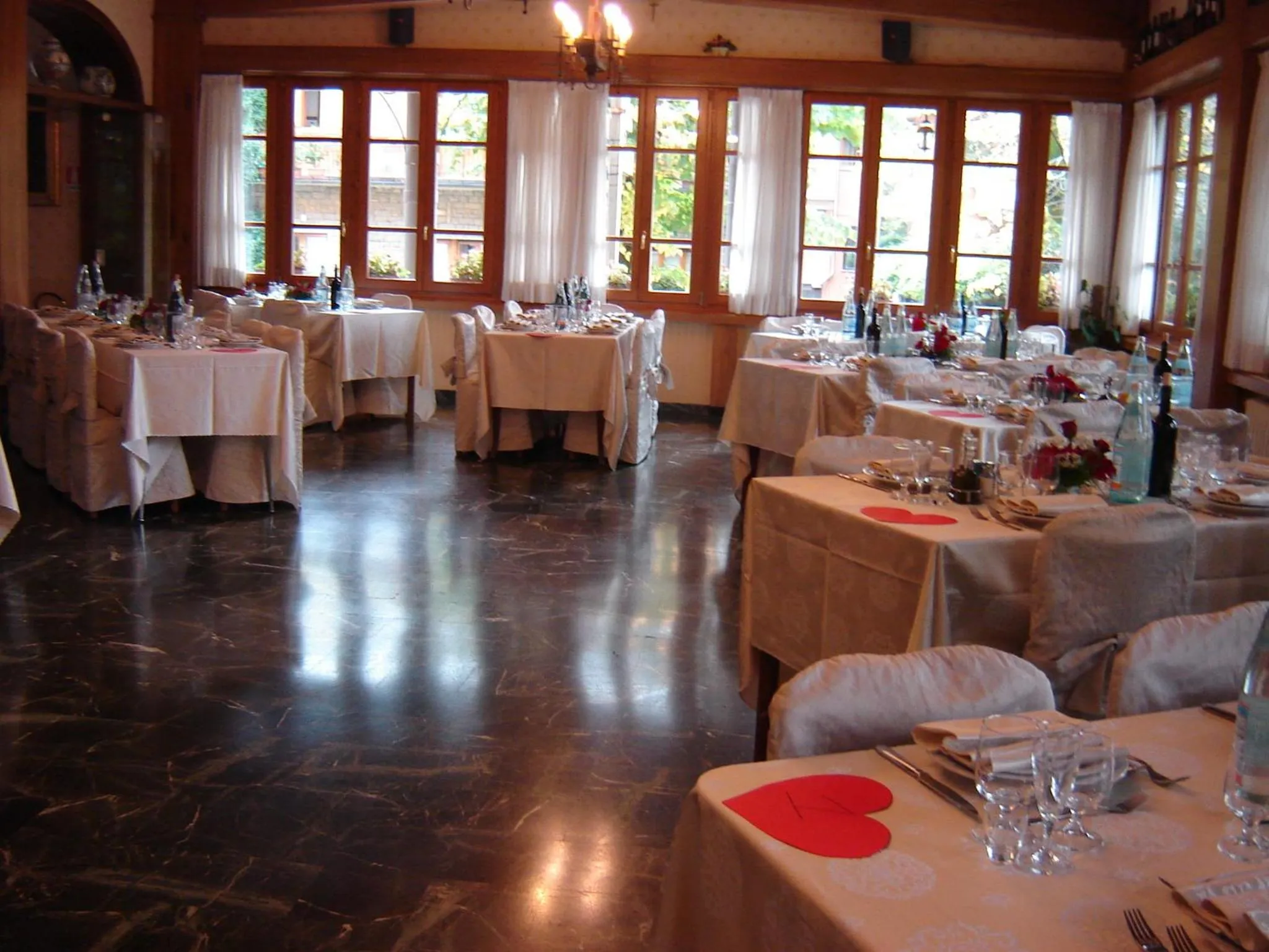 Restaurant/places to eat in Hotel La Rosa