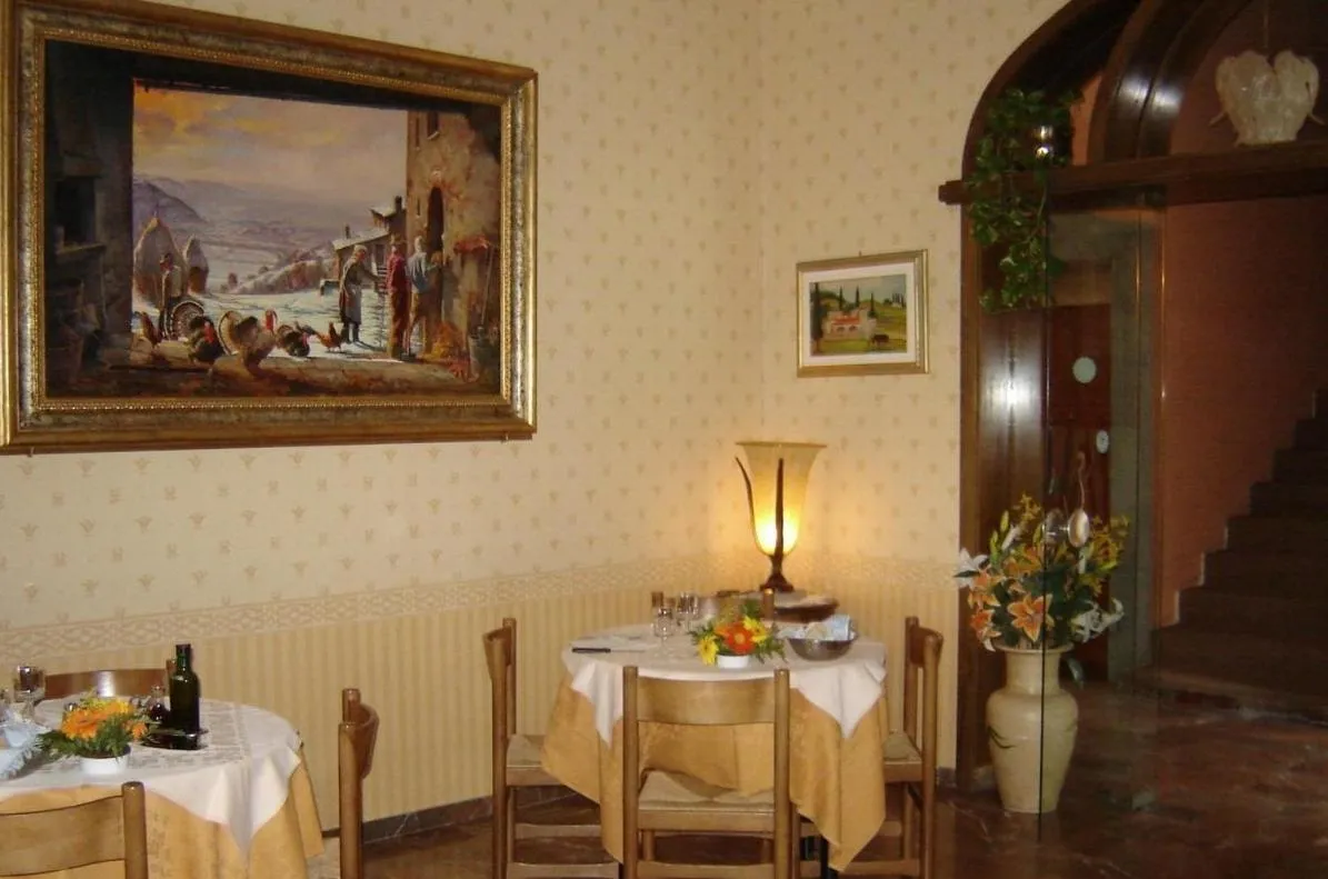 Restaurant/places to eat in Hotel La Rosa