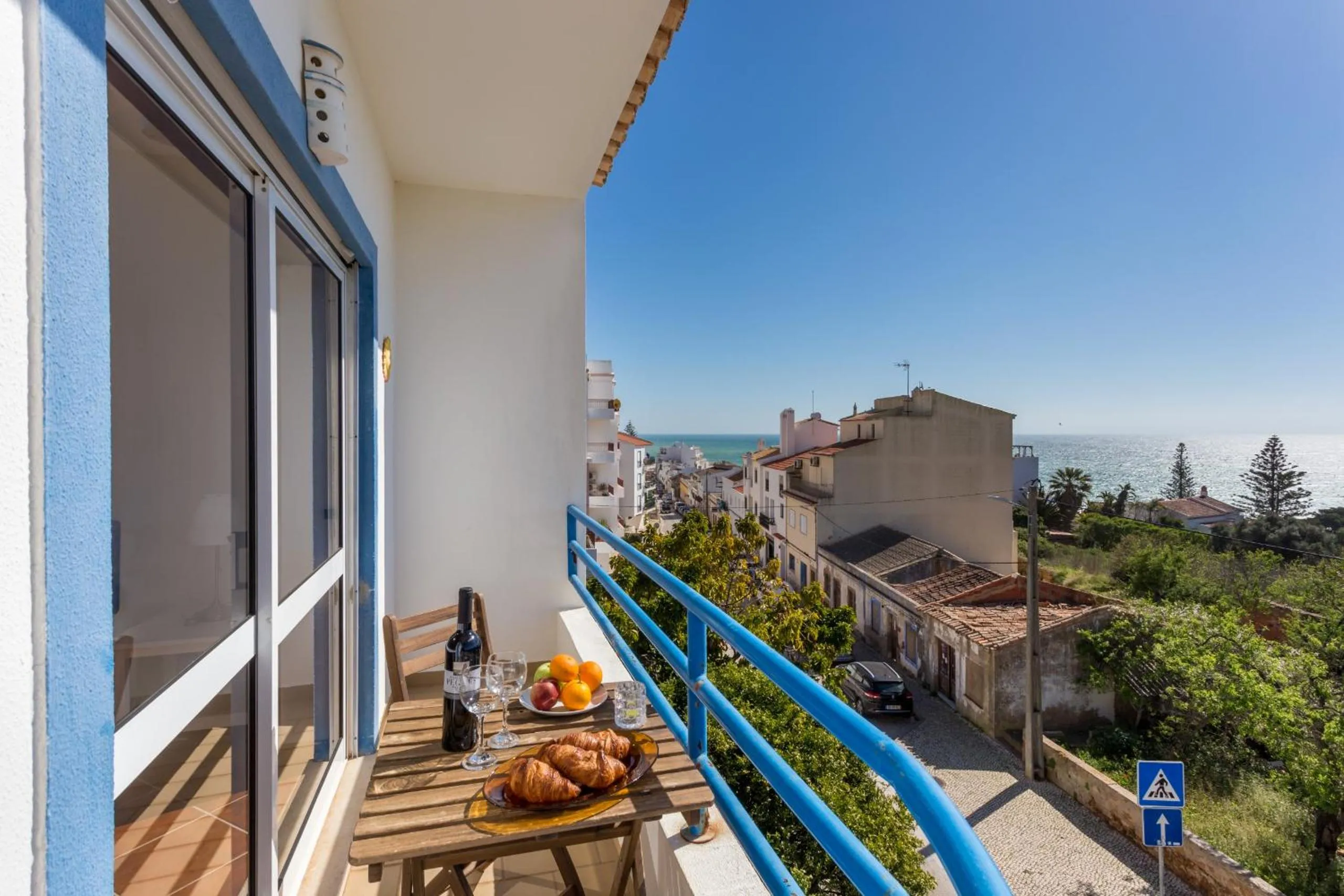 Off site in CoolHouses Algarve Luz, 2 Bed top floor flat, amazing sea view, central. Delicia do Sol