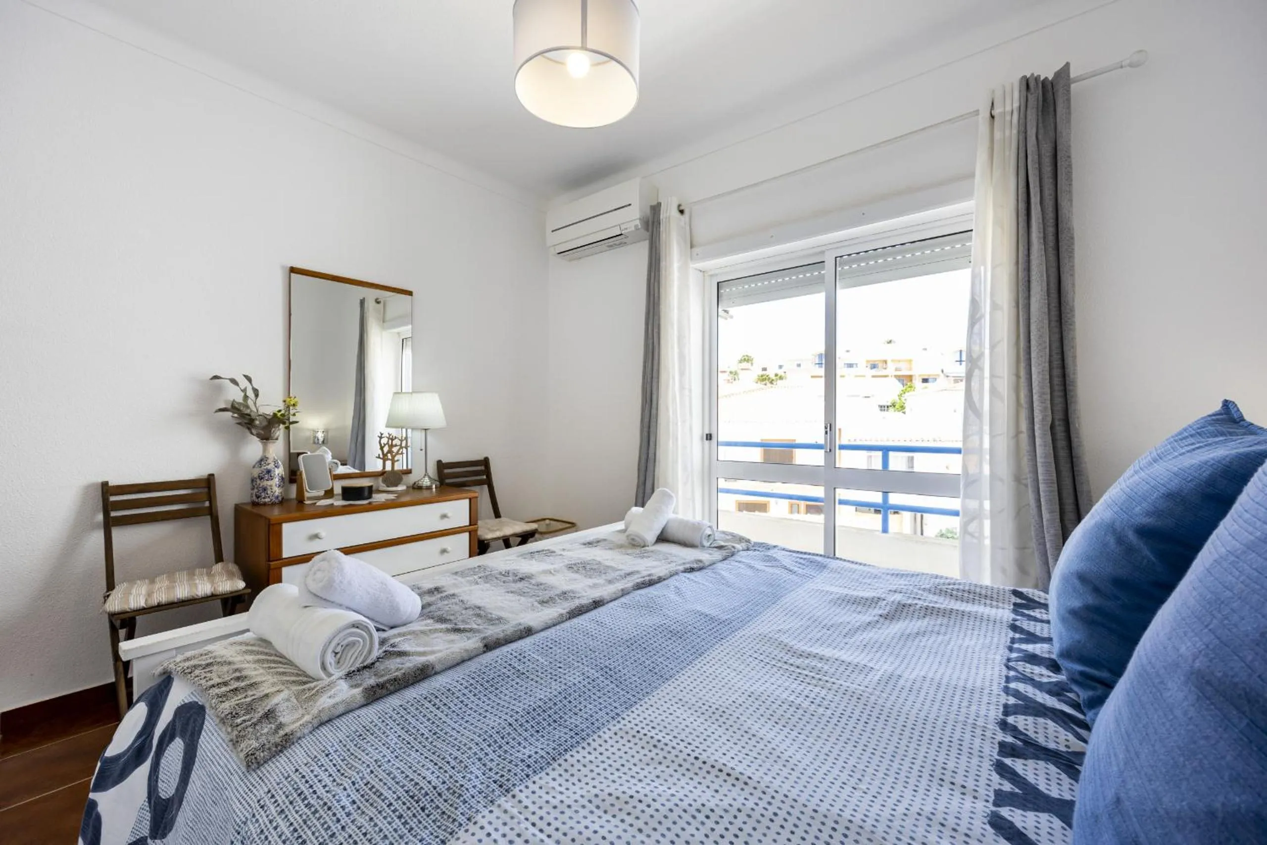 Bed in CoolHouses Algarve Luz, 2 Bed top floor flat, amazing sea view, central. Delicia do Sol