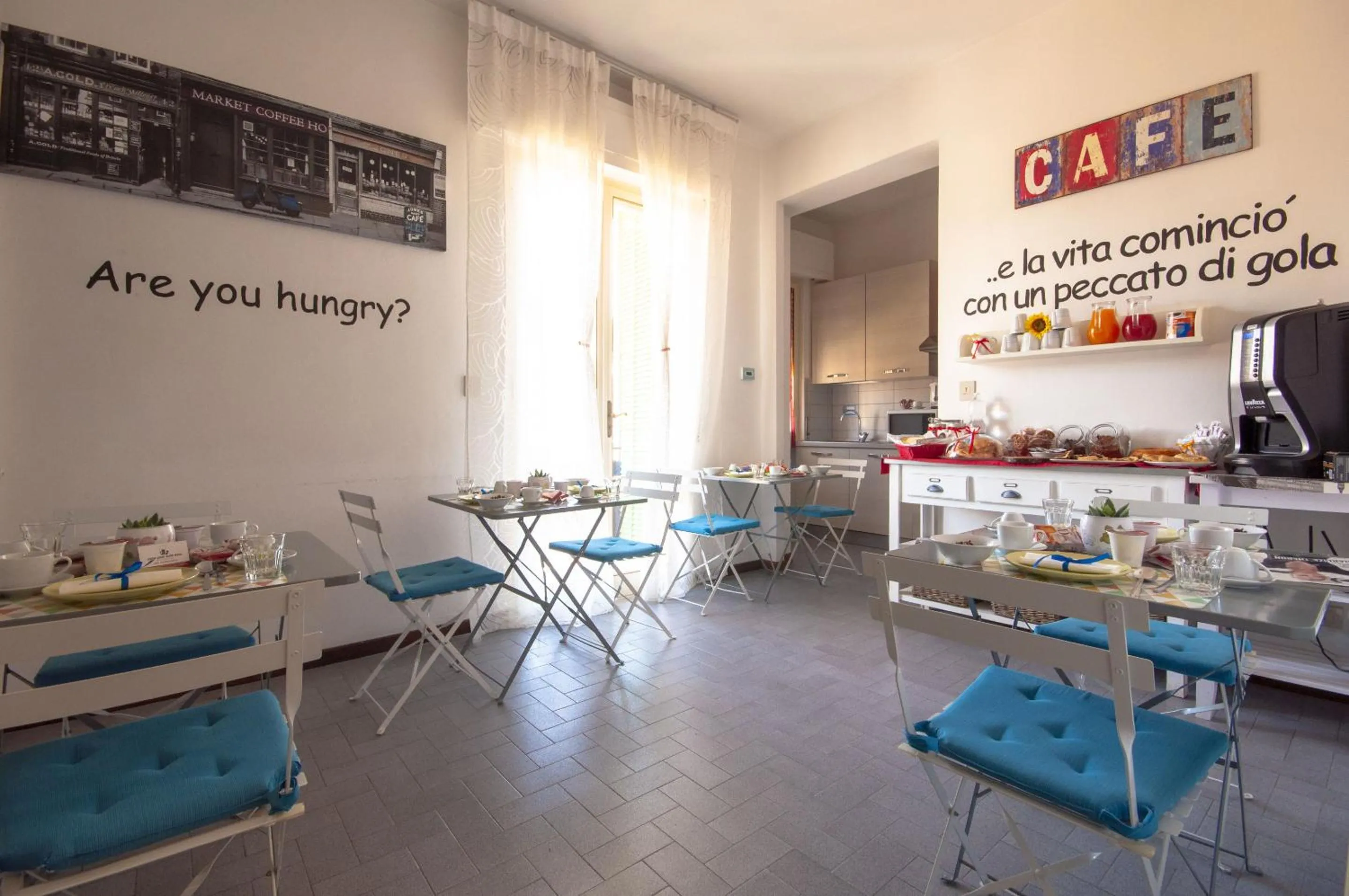 Dining area in B&B Cento Passi Dalle Mura