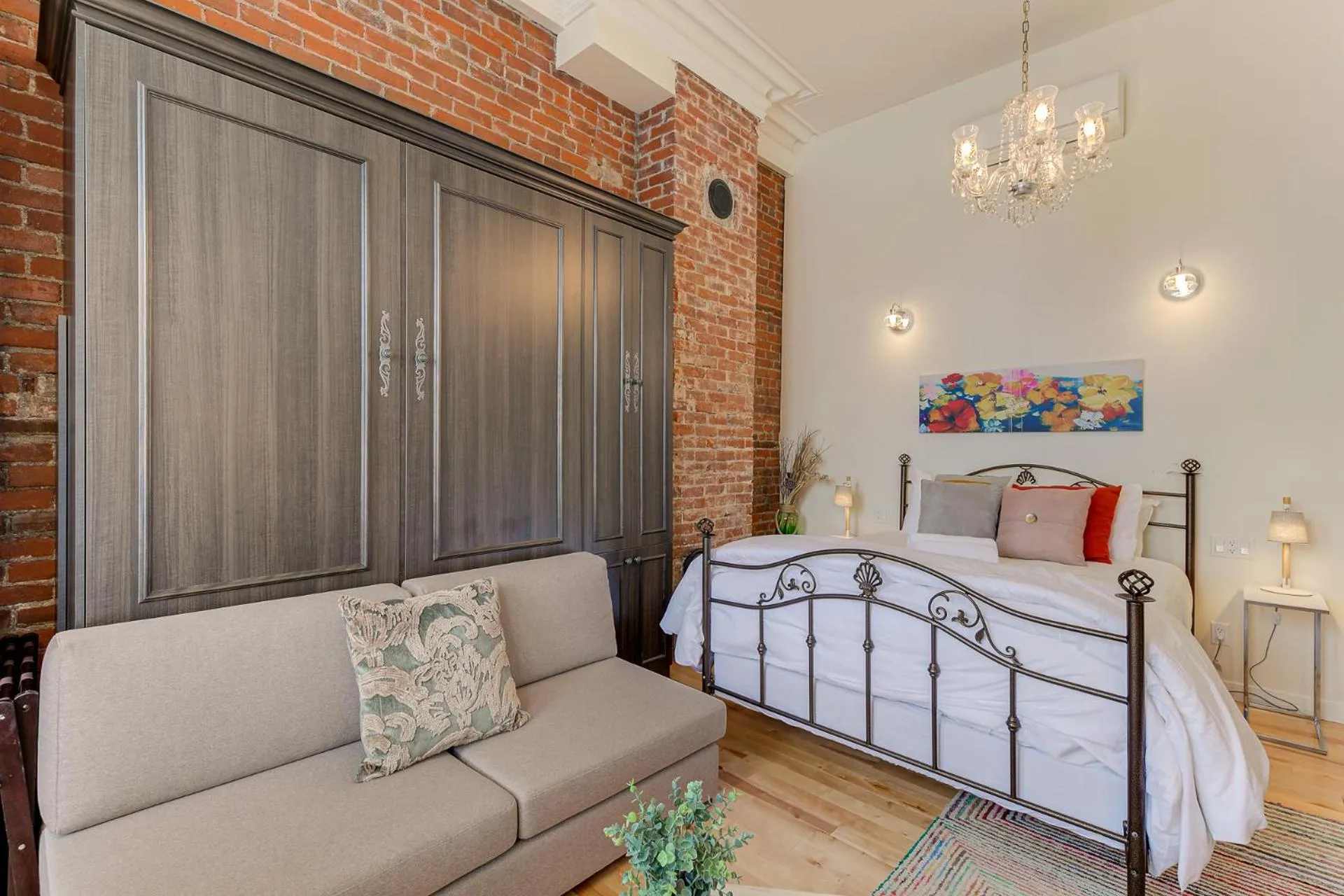 Living room, Bed in Le 555 Grande allée