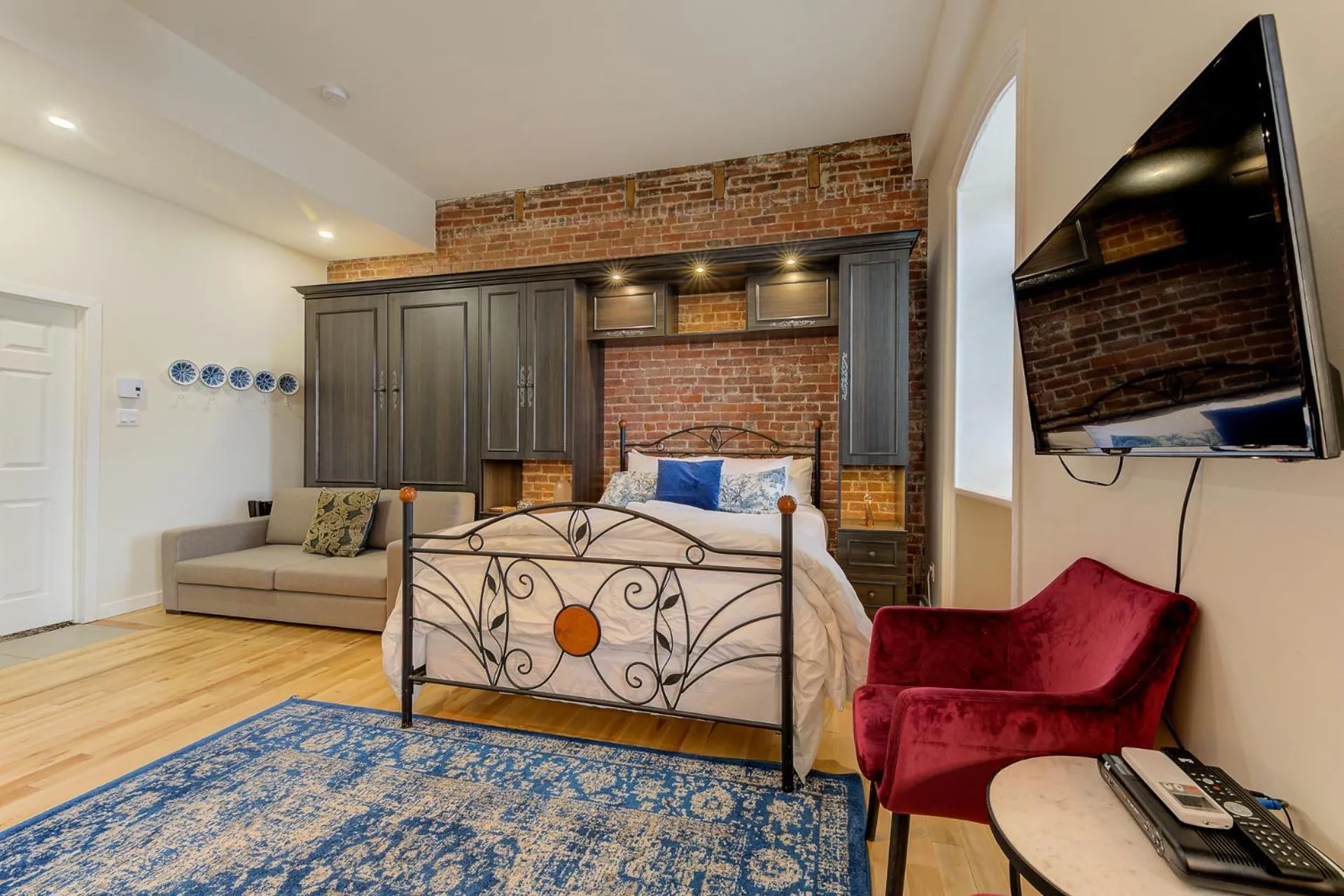 Photo of the whole room, Bed in Le 555 Grande allée