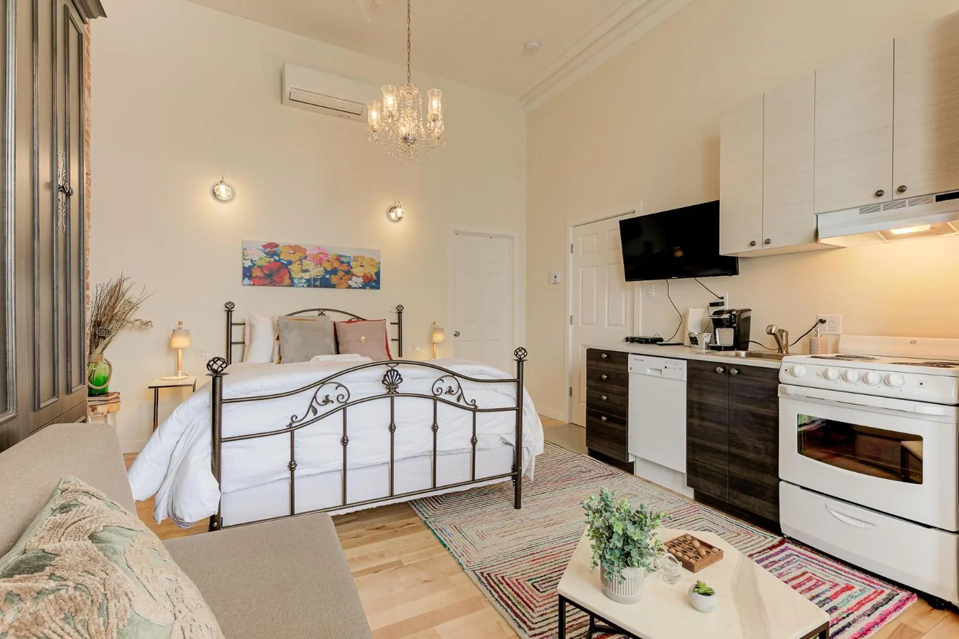 Kitchen or kitchenette, Bed in Le 555 Grande allée