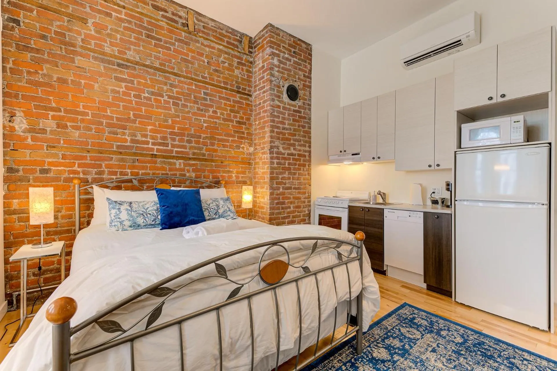 Kitchen or kitchenette, Bed in Le 555 Grande allée