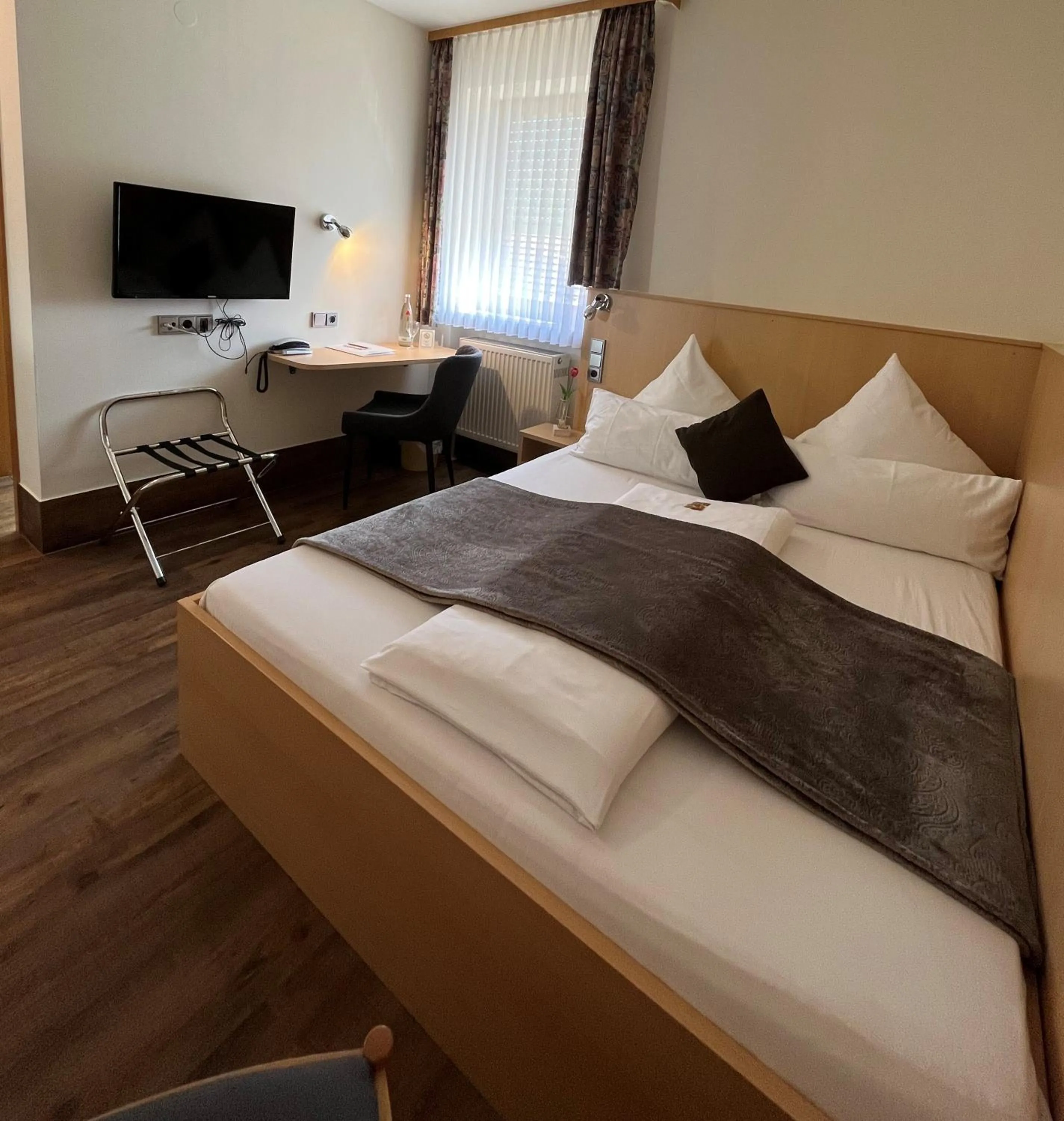 Photo of the whole room, Bed in Hotel Gasthof am Schloß