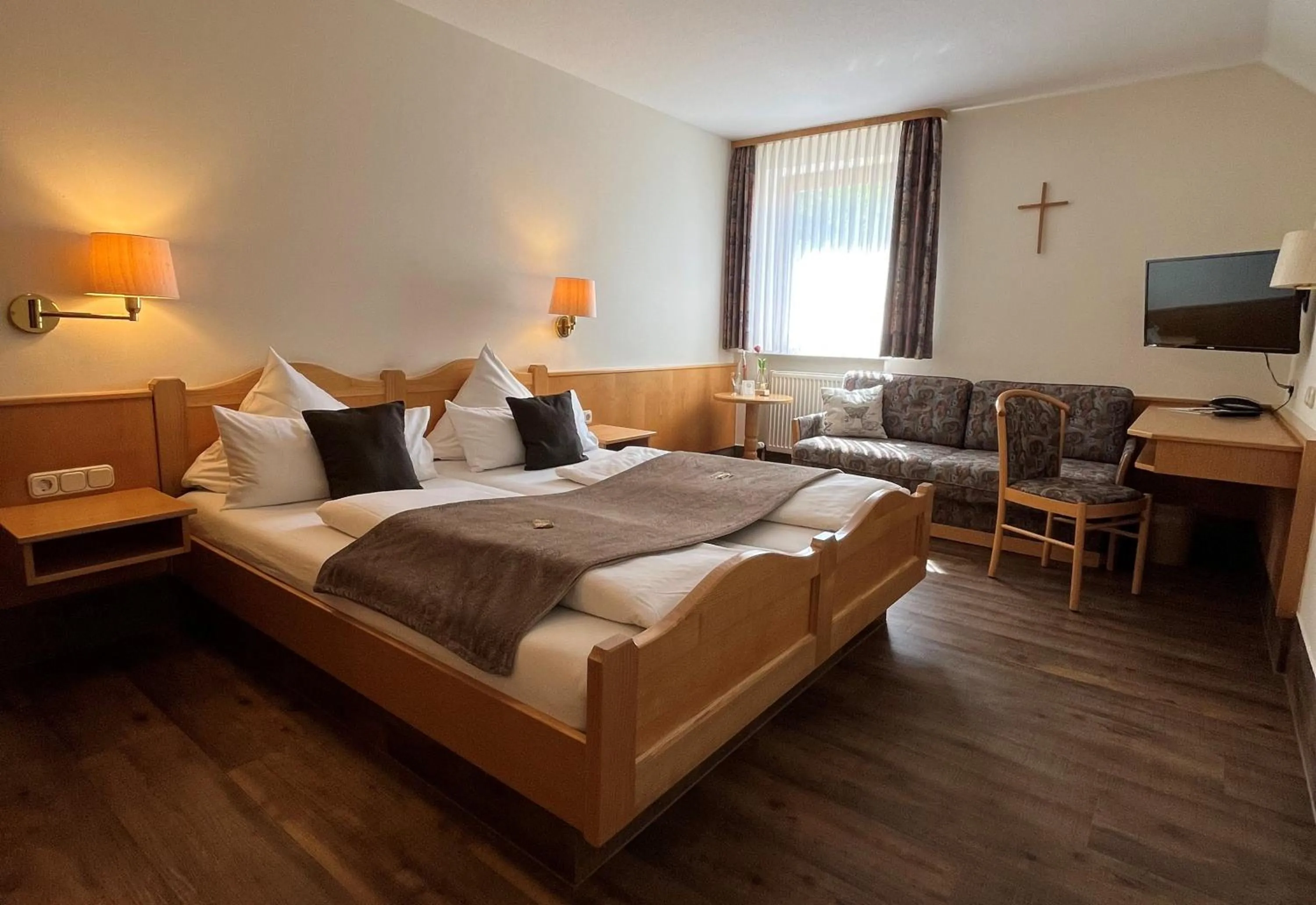 Photo of the whole room, Bed in Hotel Gasthof am Schloß