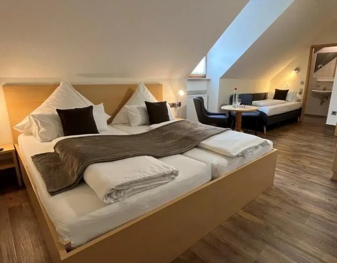 Photo of the whole room, Bed in Hotel Gasthof am Schloß