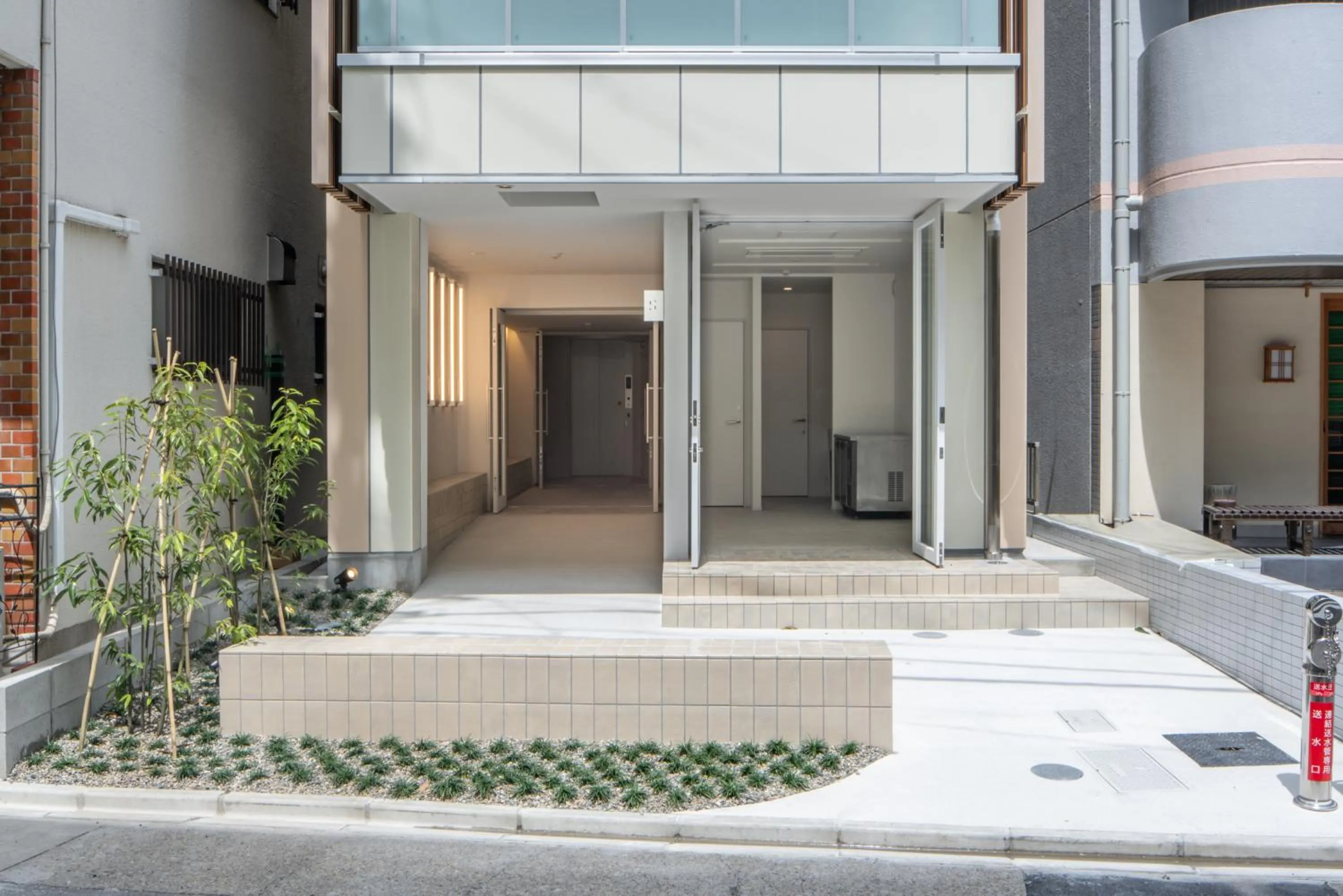 Facade/entrance in Seven Stories