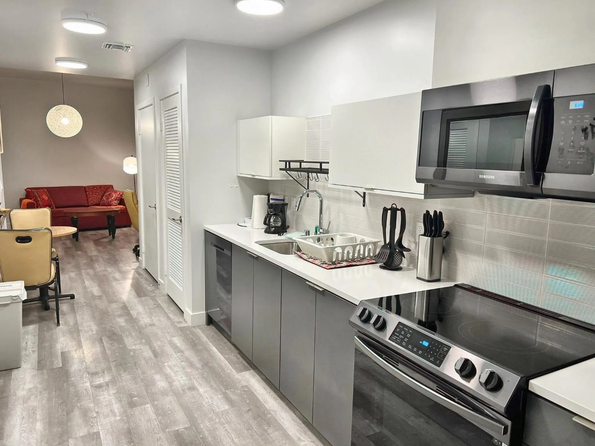 Kitchen or kitchenette in Hollywood Homes minutes to everything SPACIOUS AND FREE PARKING