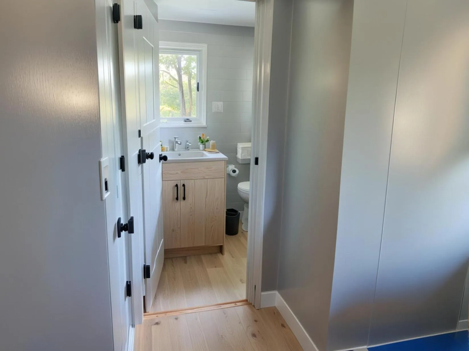 Bathroom in Hollywood Homes minutes to everything SPACIOUS AND FREE PARKING