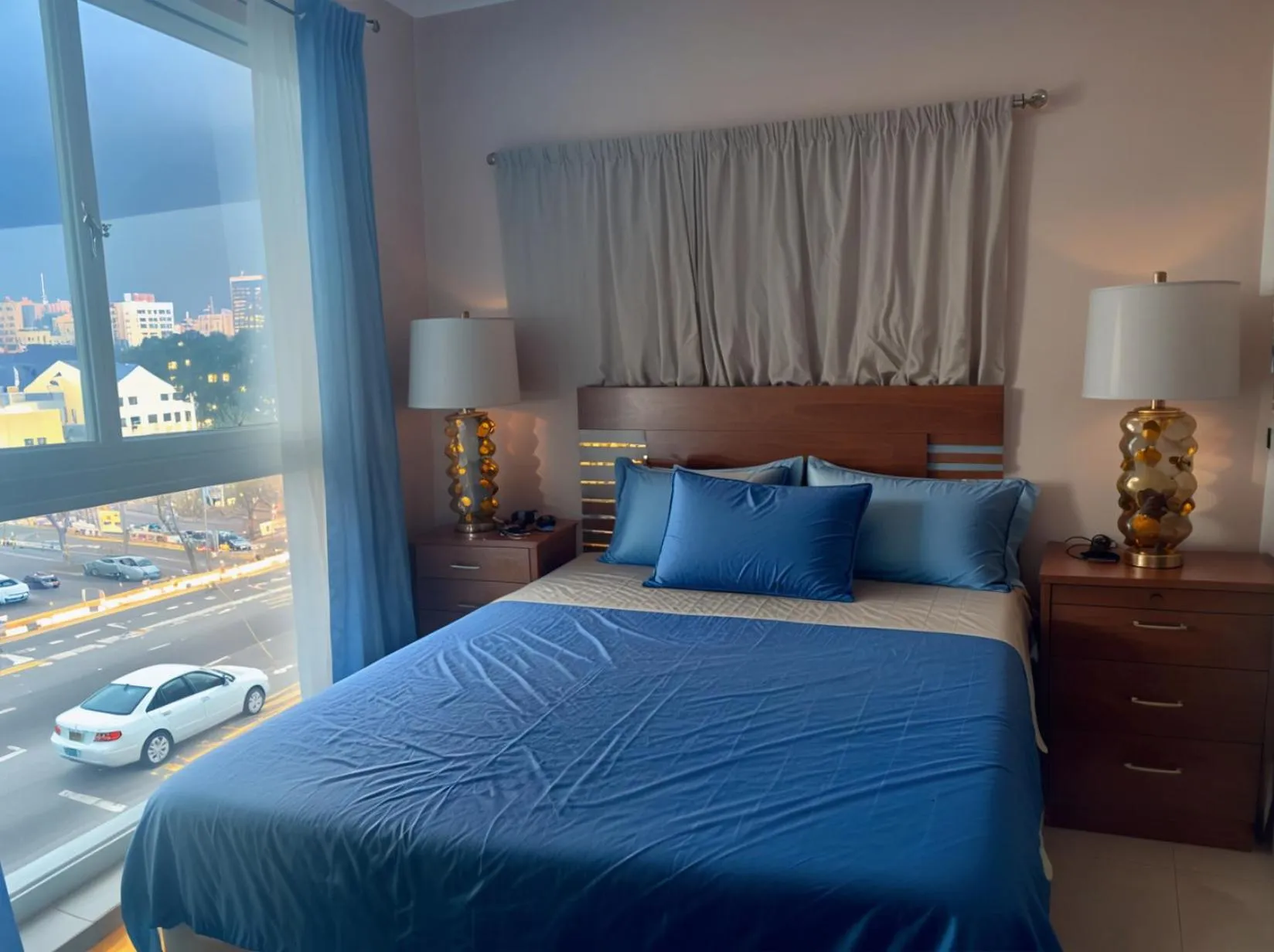 Bed in Hollywood Homes minutes to everything SPACIOUS AND FREE PARKING