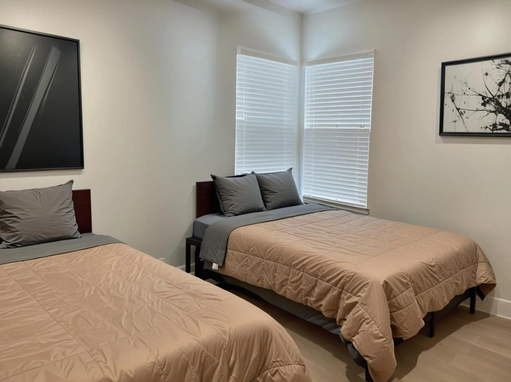 Bed in Hollywood Homes minutes to everything SPACIOUS AND FREE PARKING