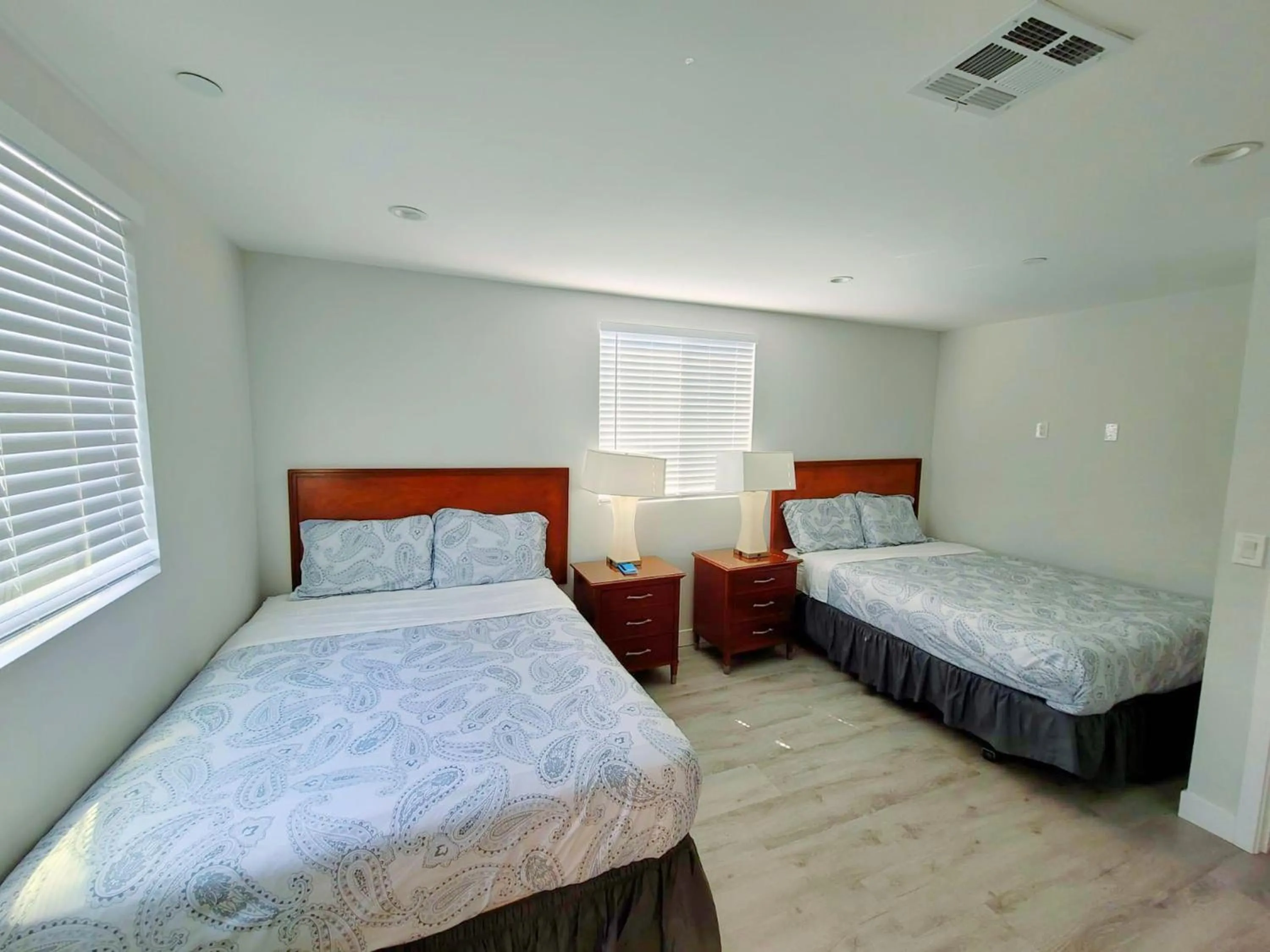 Bed in Hollywood Homes minutes to everything SPACIOUS AND FREE PARKING