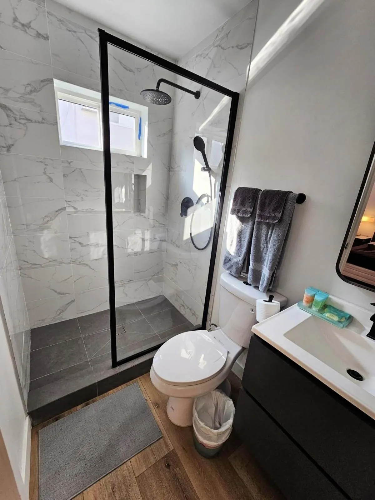 Shower in Hollywood Homes minutes to everything SPACIOUS AND FREE PARKING