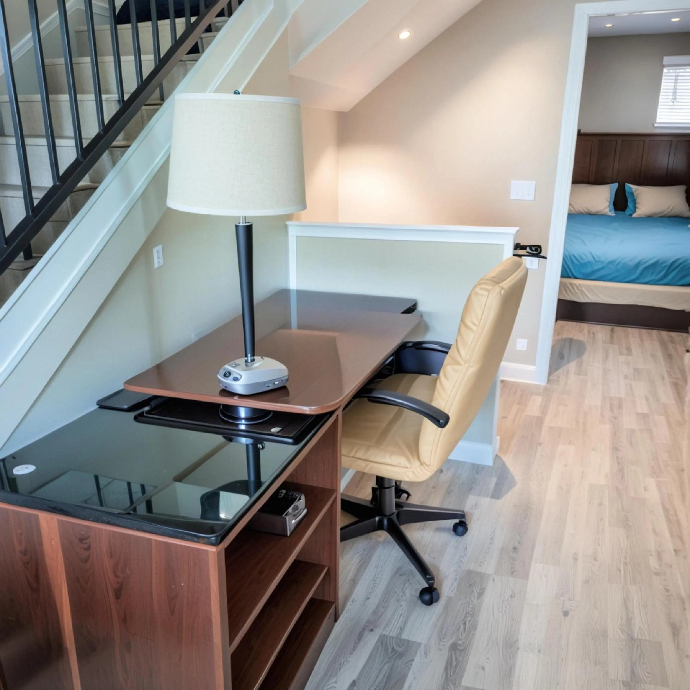 Seating area in Hollywood Homes minutes to everything SPACIOUS AND FREE PARKING