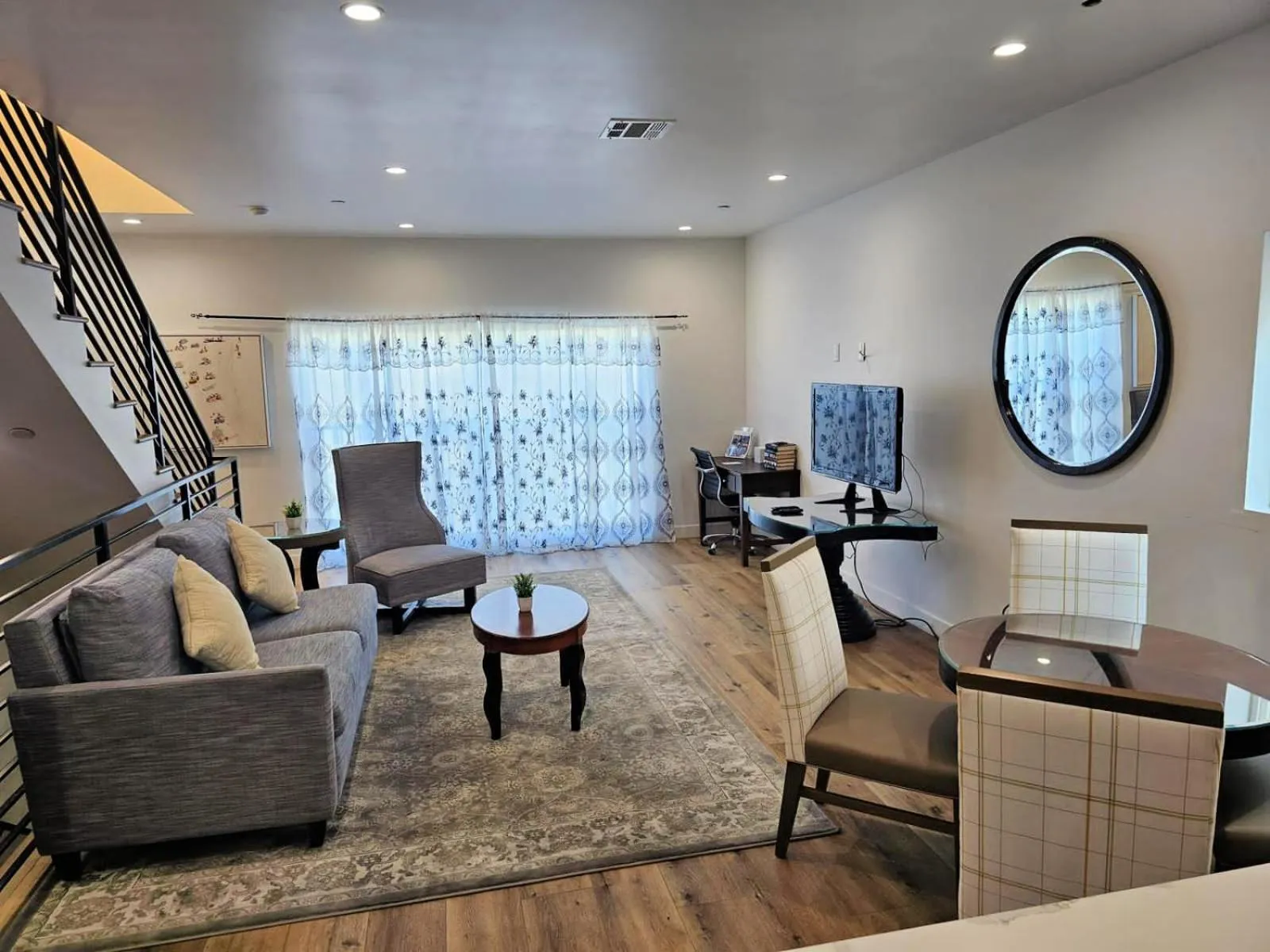 TV and multimedia in Hollywood Homes minutes to everything SPACIOUS AND FREE PARKING