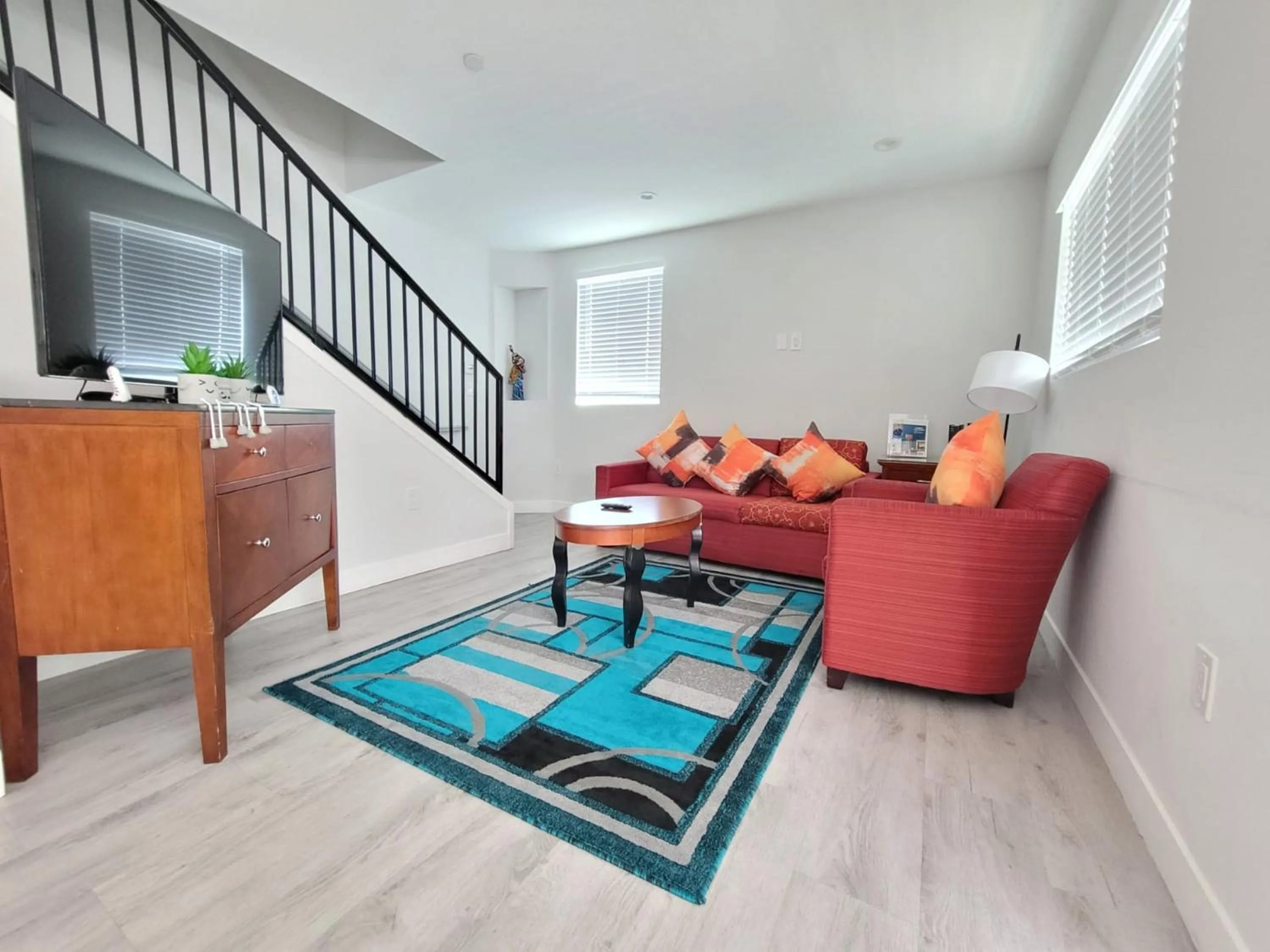 TV and multimedia in Hollywood Homes minutes to everything SPACIOUS AND FREE PARKING