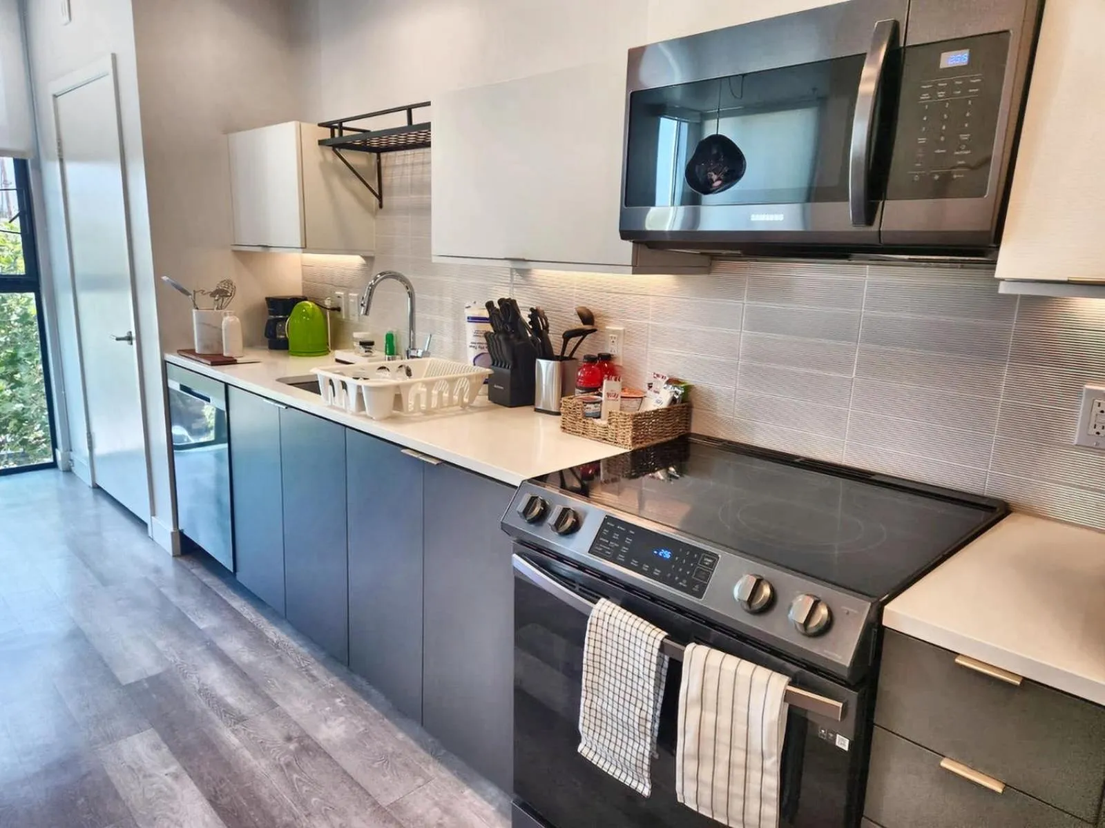 Bathroom in Hollywood Homes minutes to everything SPACIOUS AND FREE PARKING