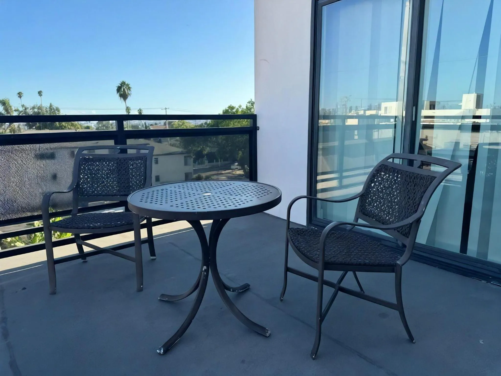 Day in Hollywood Homes minutes to everything SPACIOUS AND FREE PARKING