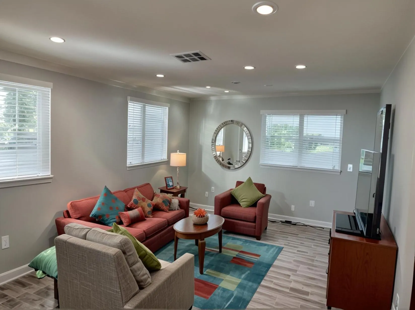 TV and multimedia in Hollywood Homes minutes to everything SPACIOUS AND FREE PARKING