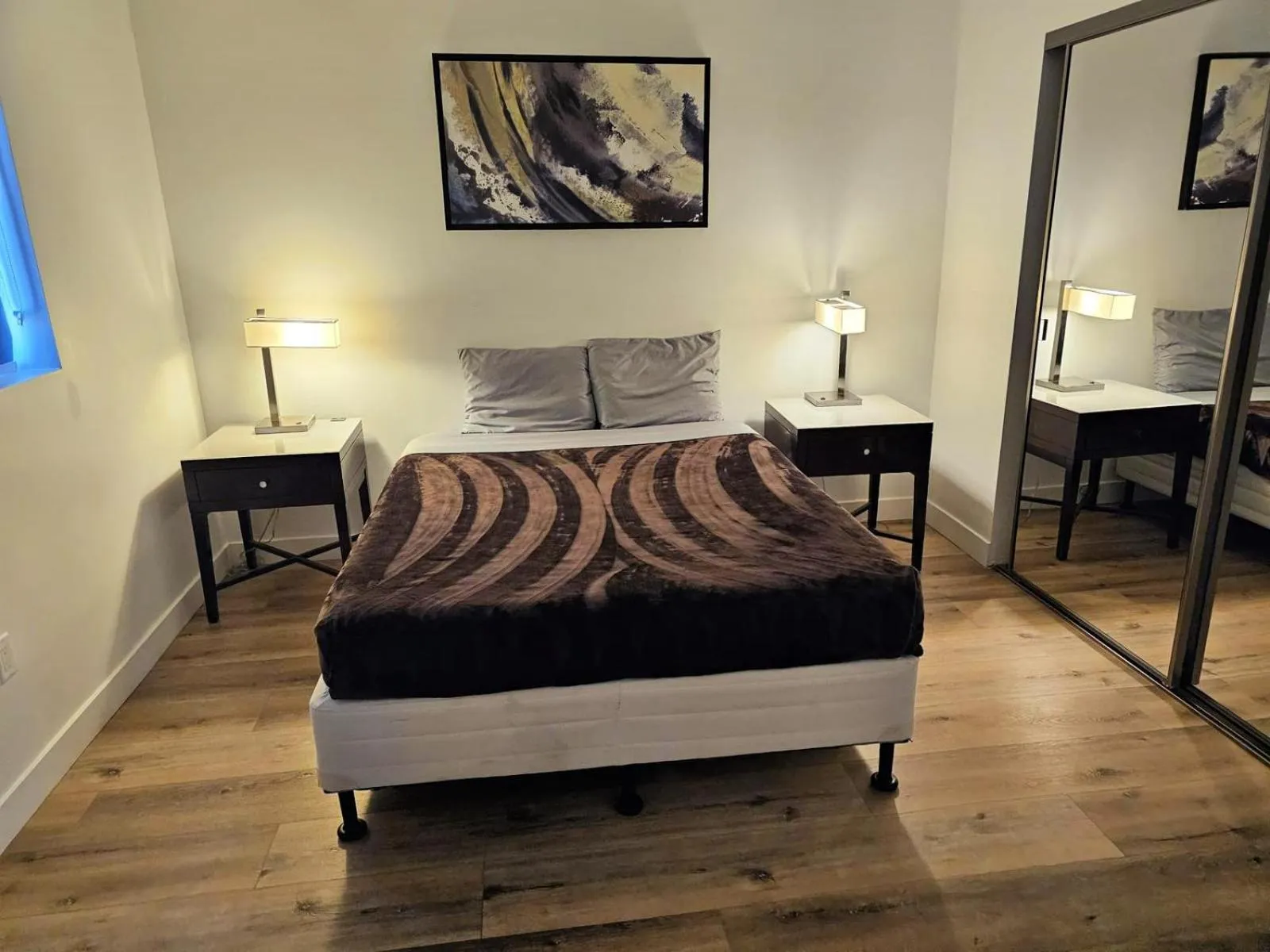 Bed in Hollywood Homes minutes to everything SPACIOUS AND FREE PARKING