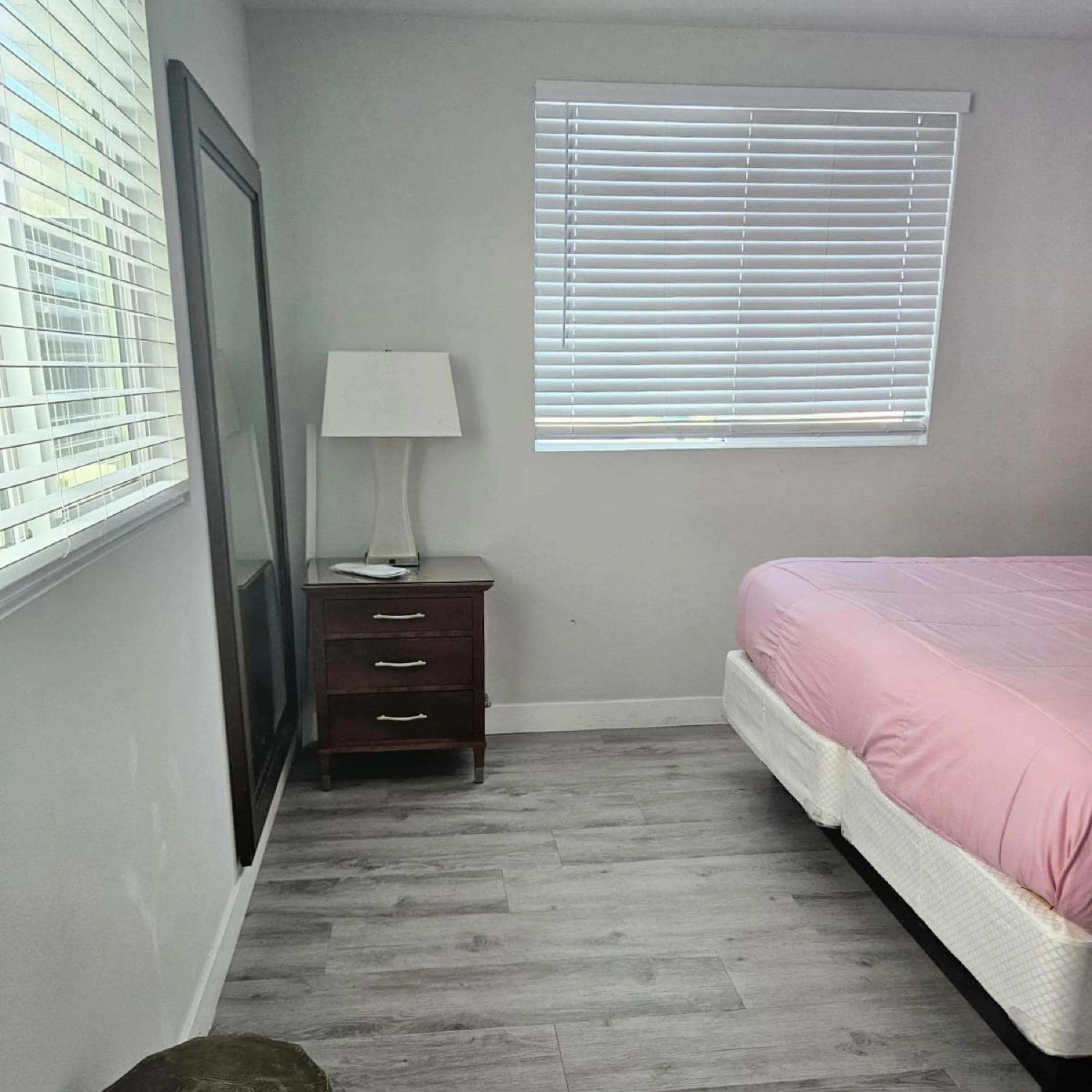 Bed in Hollywood Homes minutes to everything SPACIOUS AND FREE PARKING