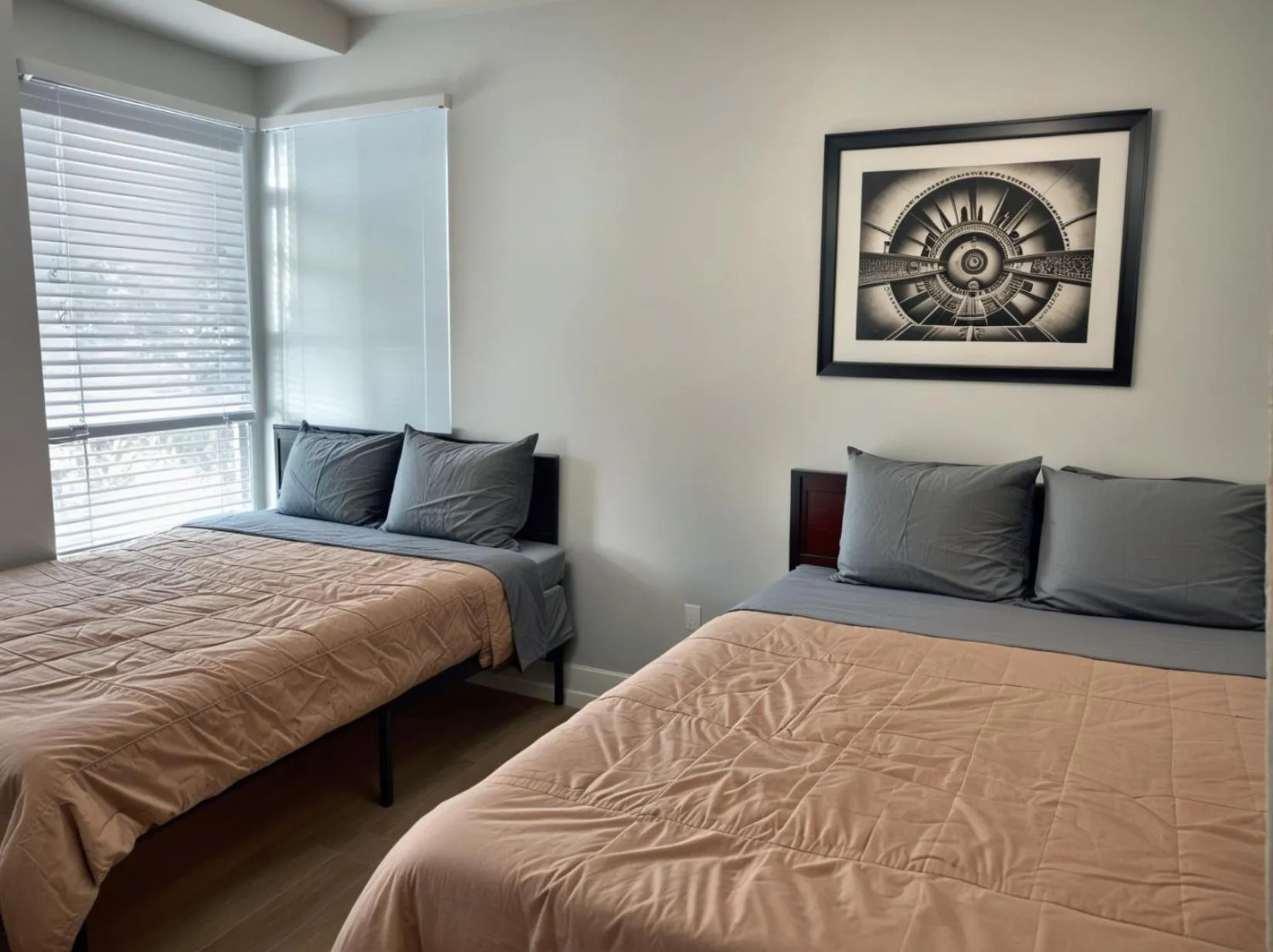 Bed in Hollywood Homes minutes to everything SPACIOUS AND FREE PARKING