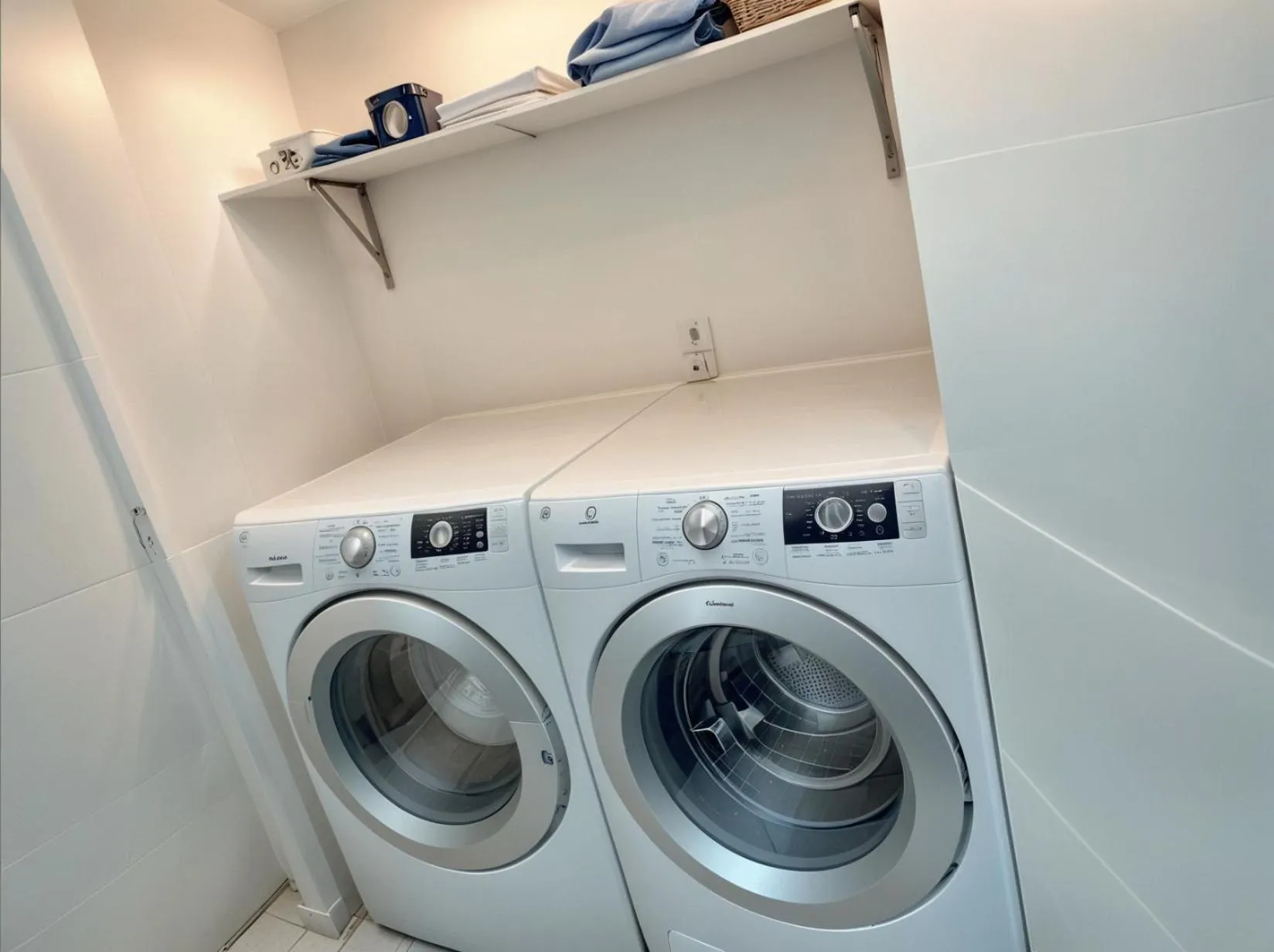 washing machine in Hollywood Homes minutes to everything SPACIOUS AND FREE PARKING