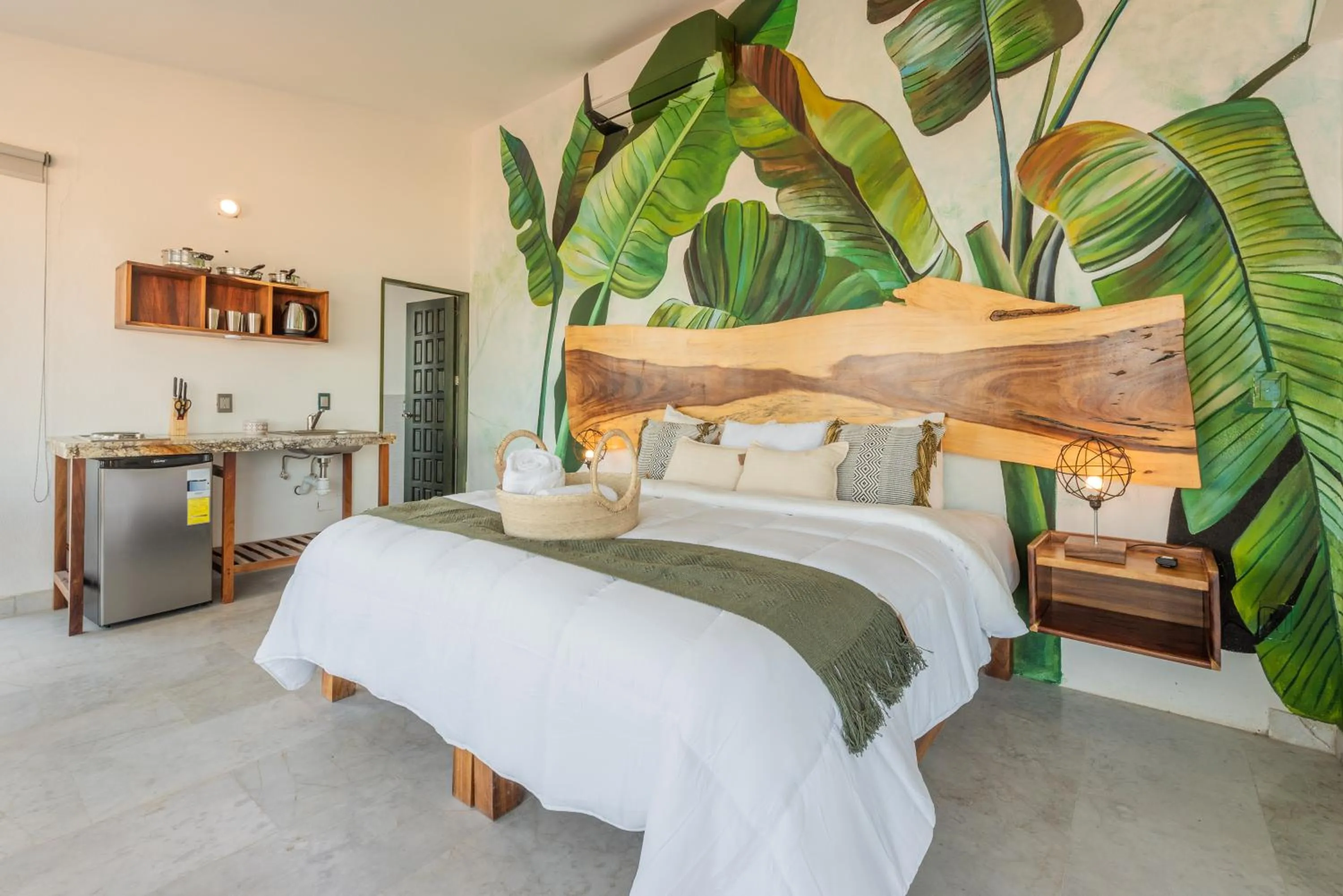 Kitchen or kitchenette, Bed in La Casa Blanca