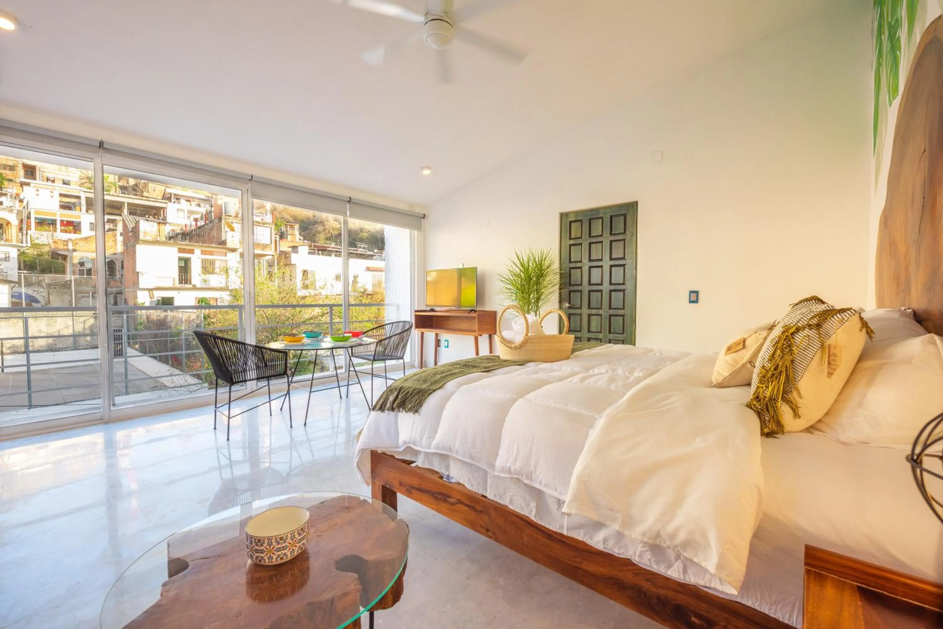 City view, Bed in La Casa Blanca