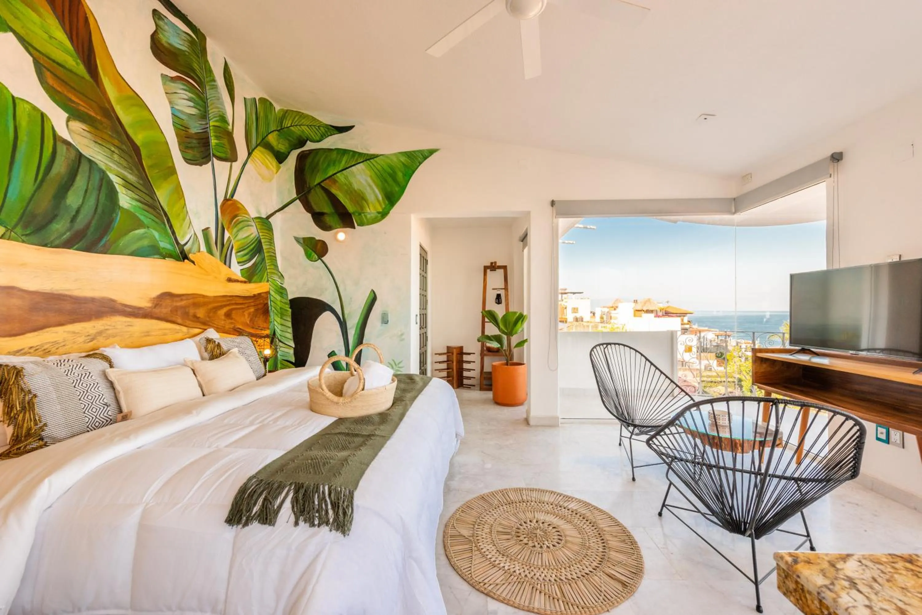 Photo of the whole room, Bed in La Casa Blanca