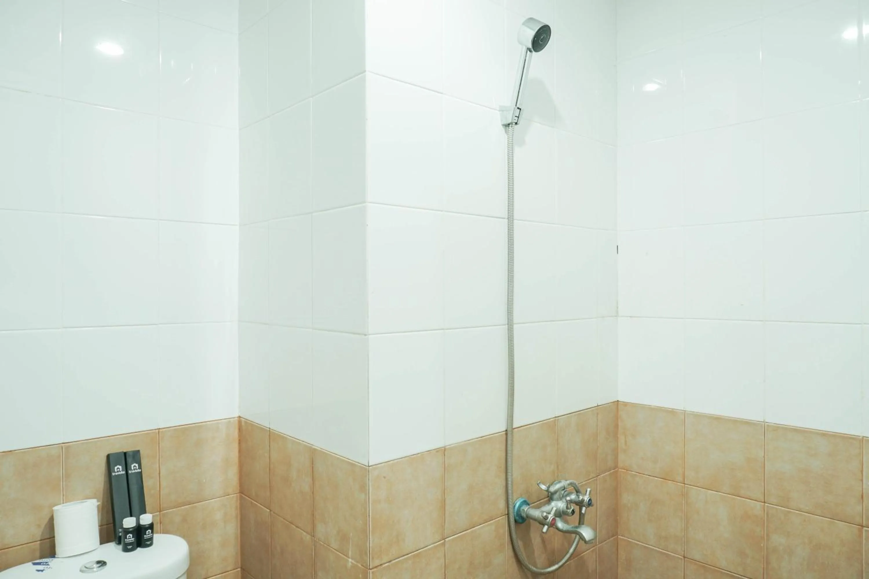 Lovely and Strategic Studio at Green Pramuka Apartment By Travelio