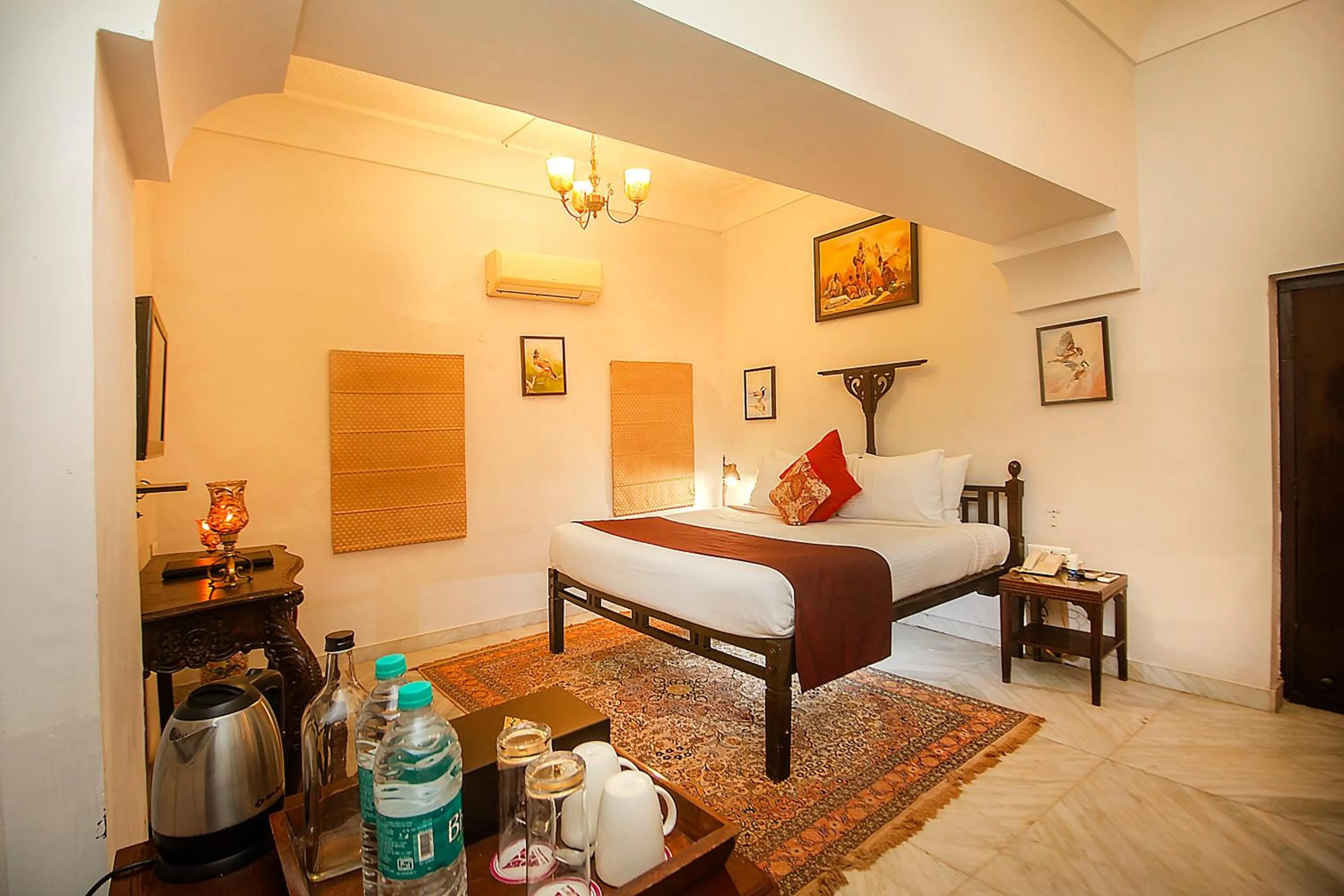 Bedroom, Bed in Amritara Chandra Mahal Haveli, Bharatpur