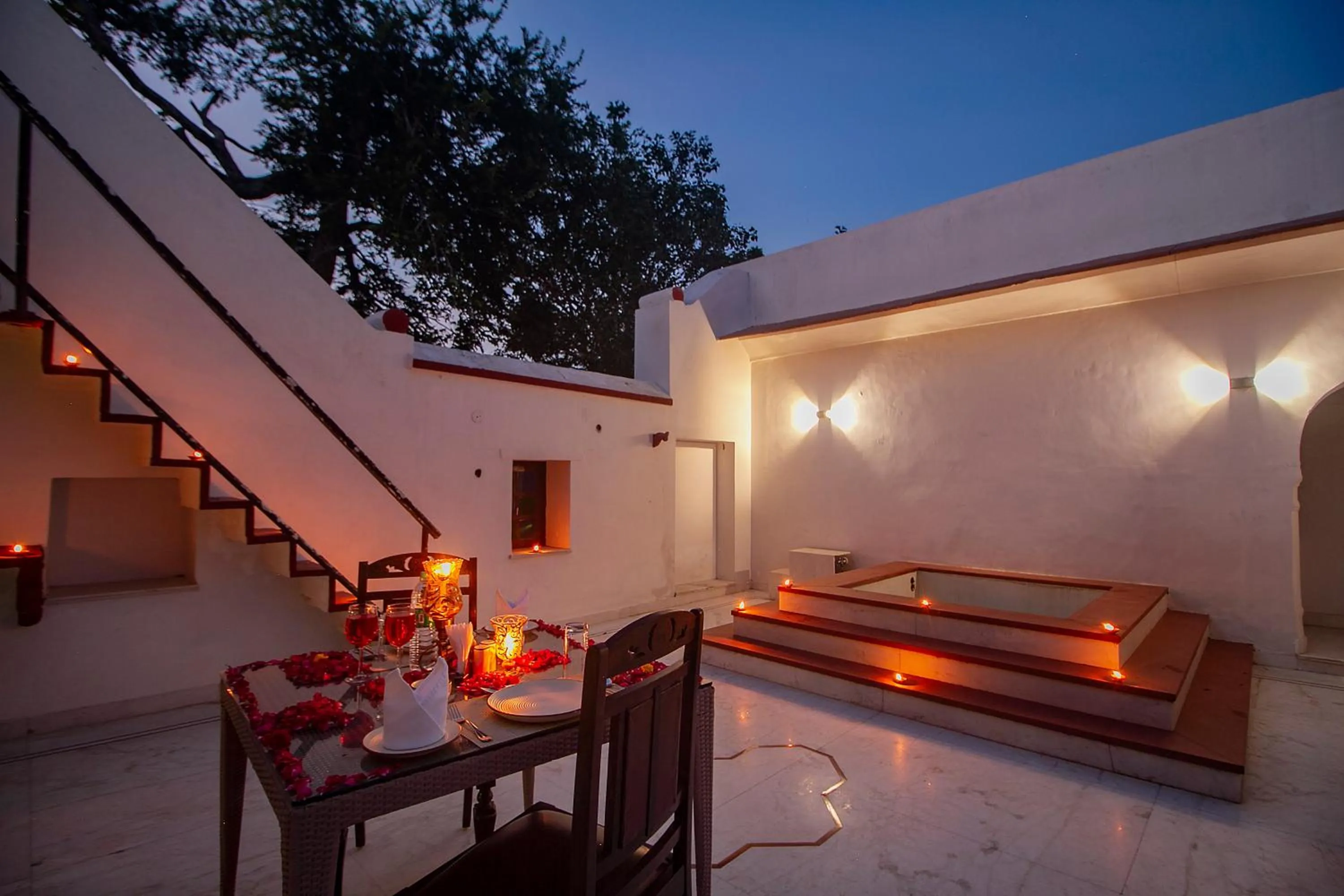 Dinner, Bed in Amritara Chandra Mahal Haveli, Bharatpur