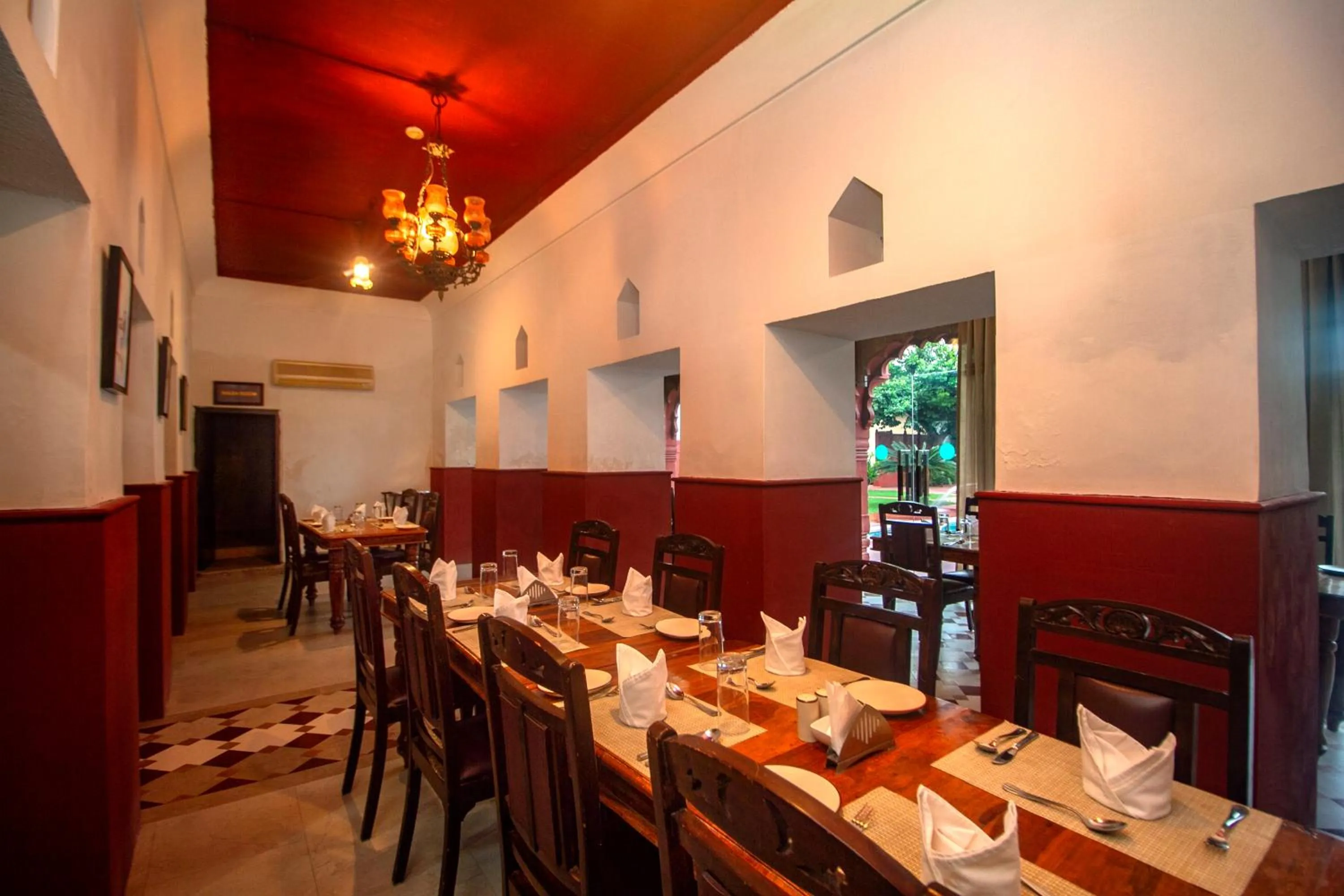 Restaurant/places to eat in Amritara Chandra Mahal Haveli, Bharatpur