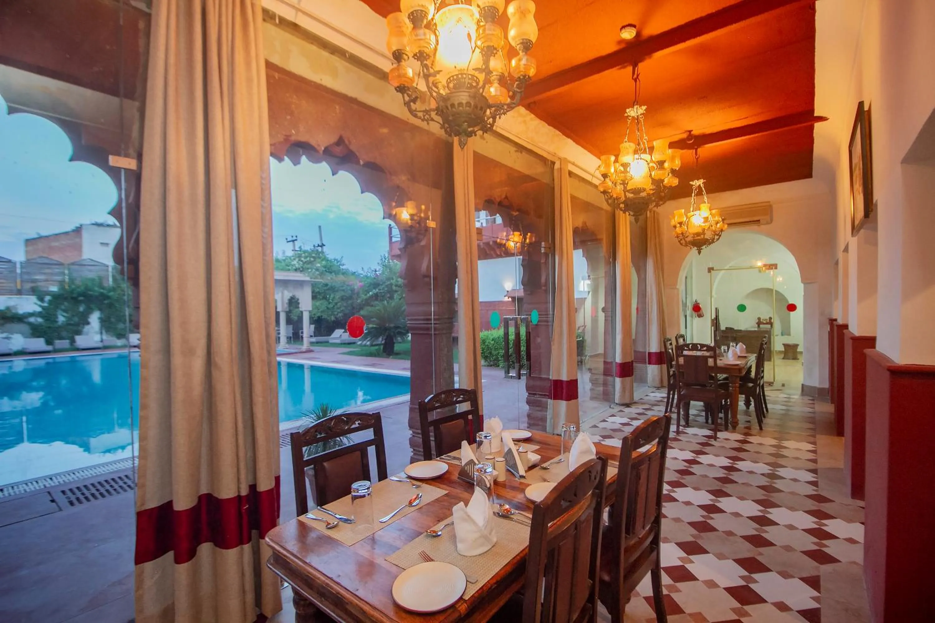 Restaurant/places to eat in Amritara Chandra Mahal Haveli, Bharatpur