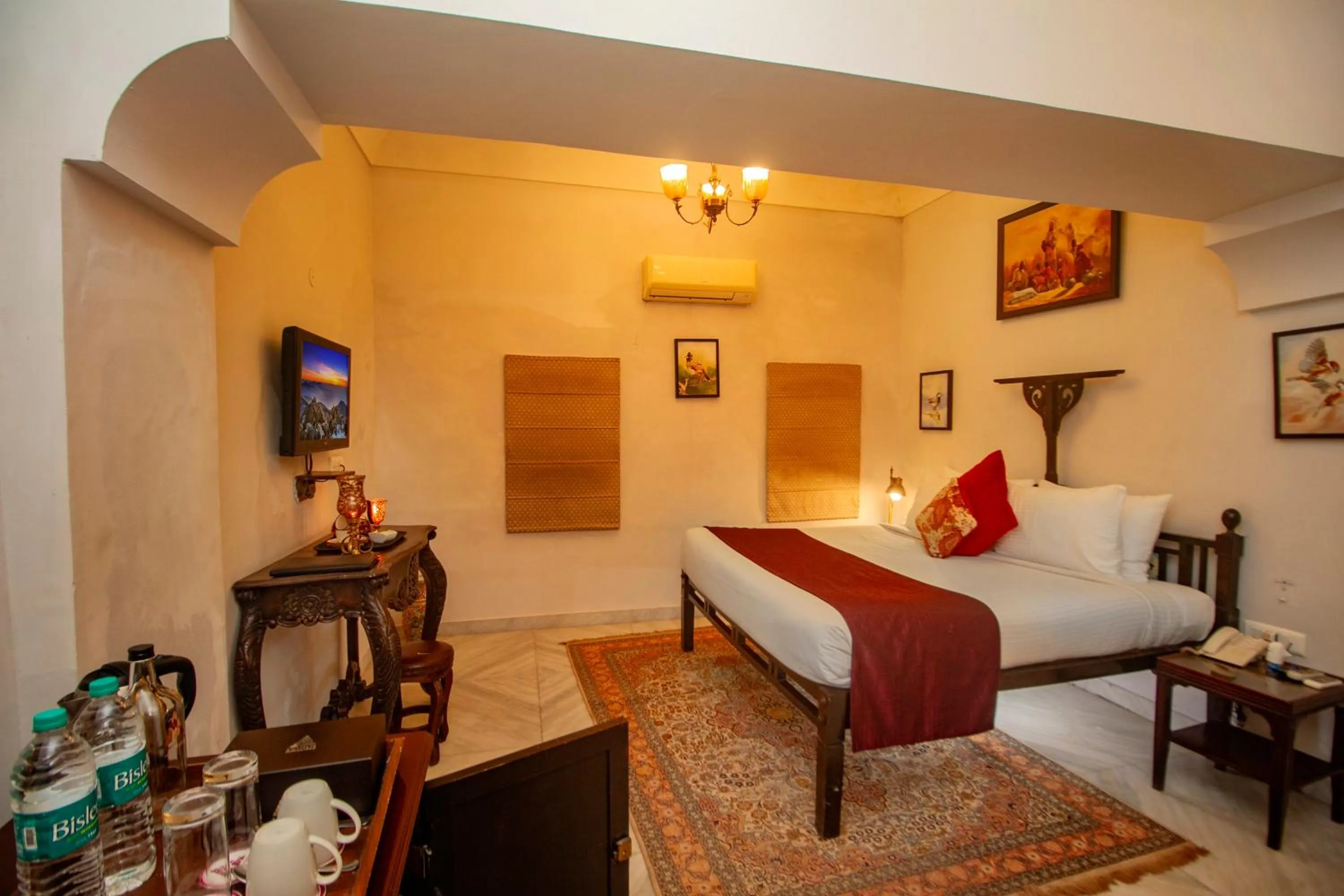 Bed in Amritara Chandra Mahal Haveli, Bharatpur