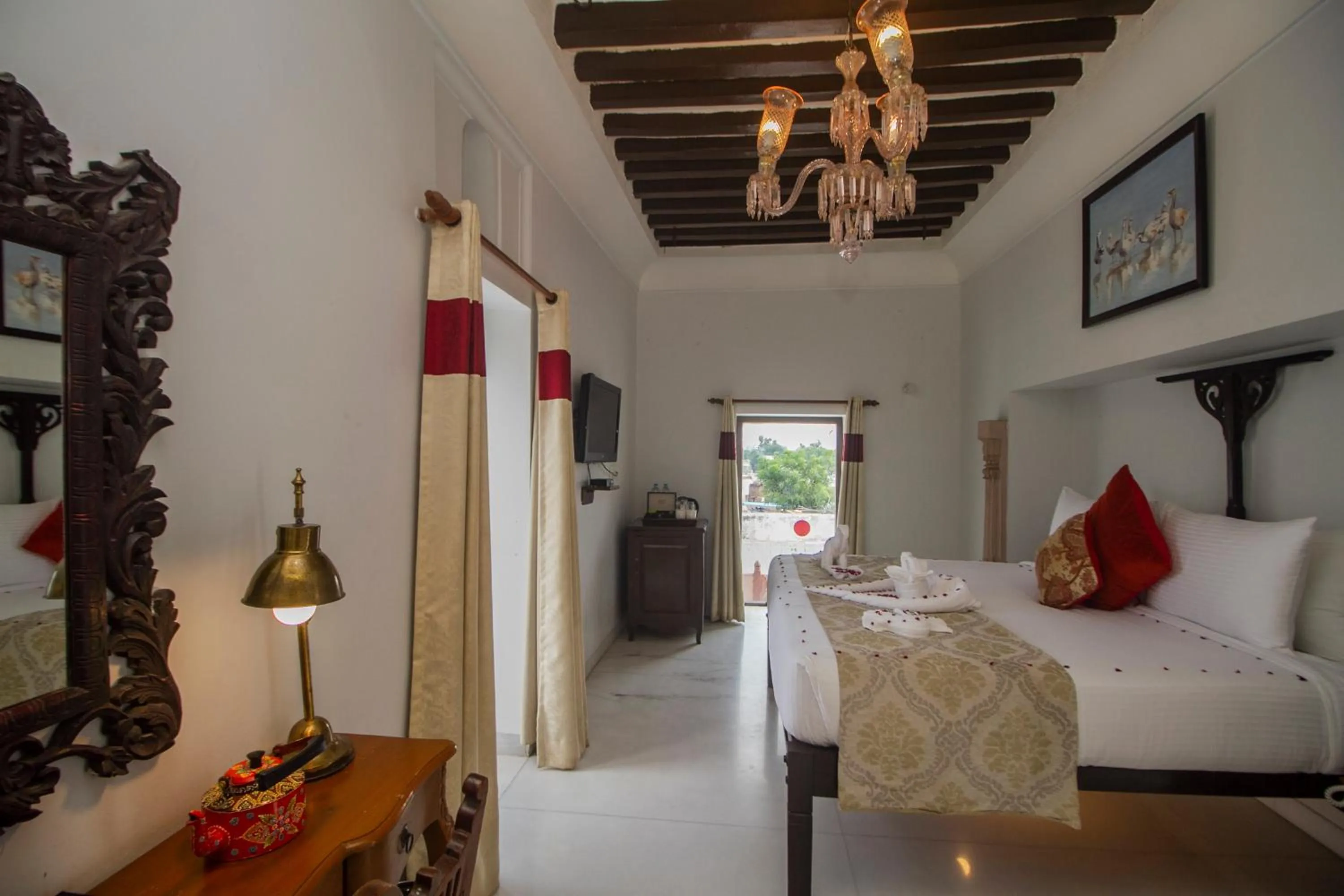 Patio, Bed in Amritara Chandra Mahal Haveli, Bharatpur