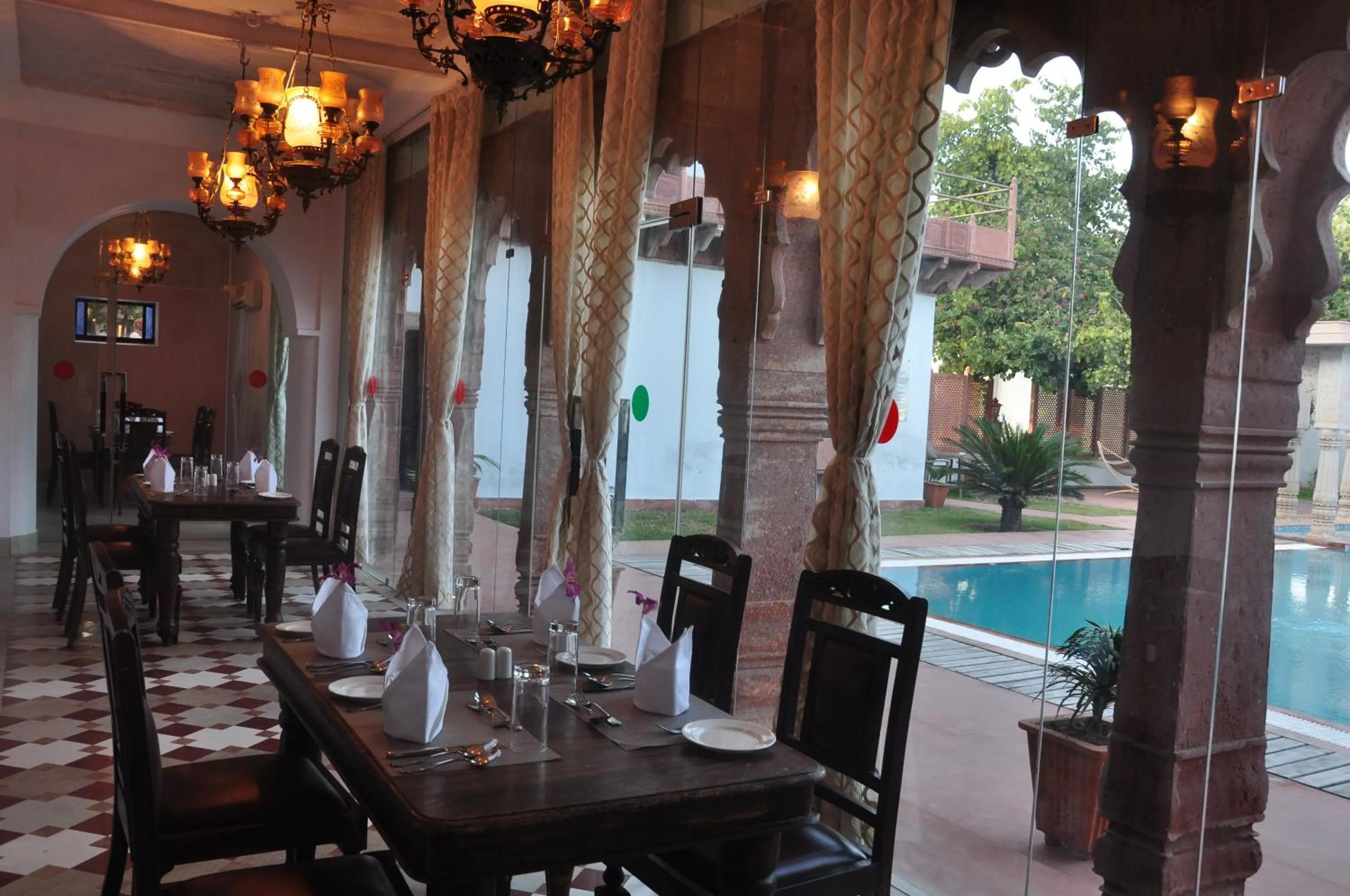 Restaurant/places to eat in Amritara Chandra Mahal Haveli, Bharatpur