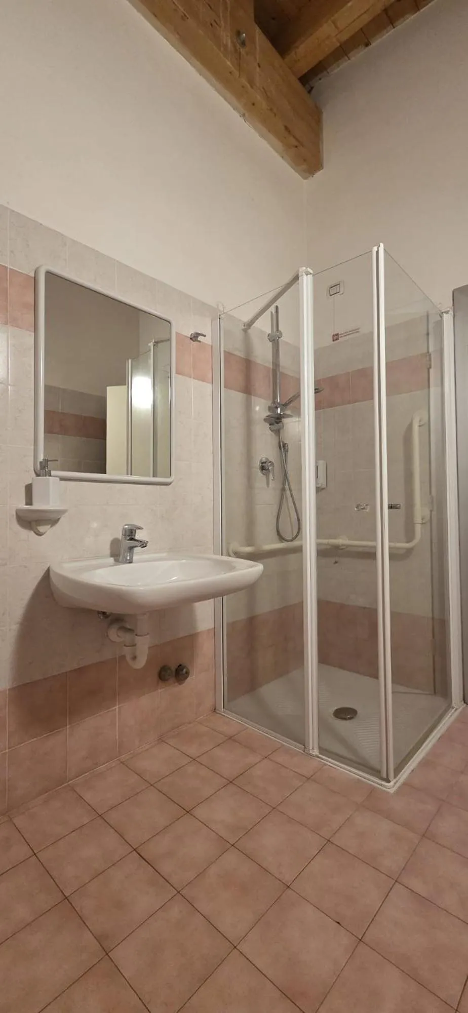 Shower in Ostello Città di Rovereto